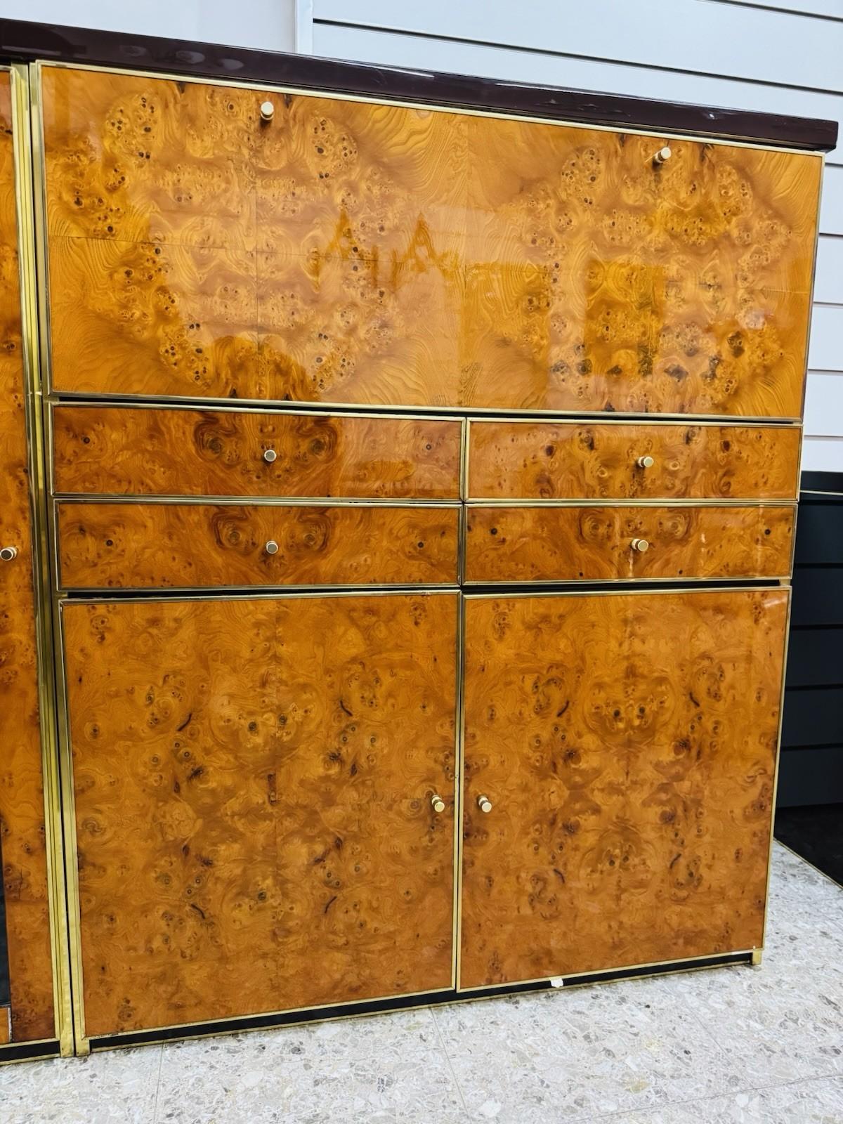 Credenza Alta In Radica E Metallo Dorato Modernariato Anni ‘70 (Late 20th Century) im Angebot