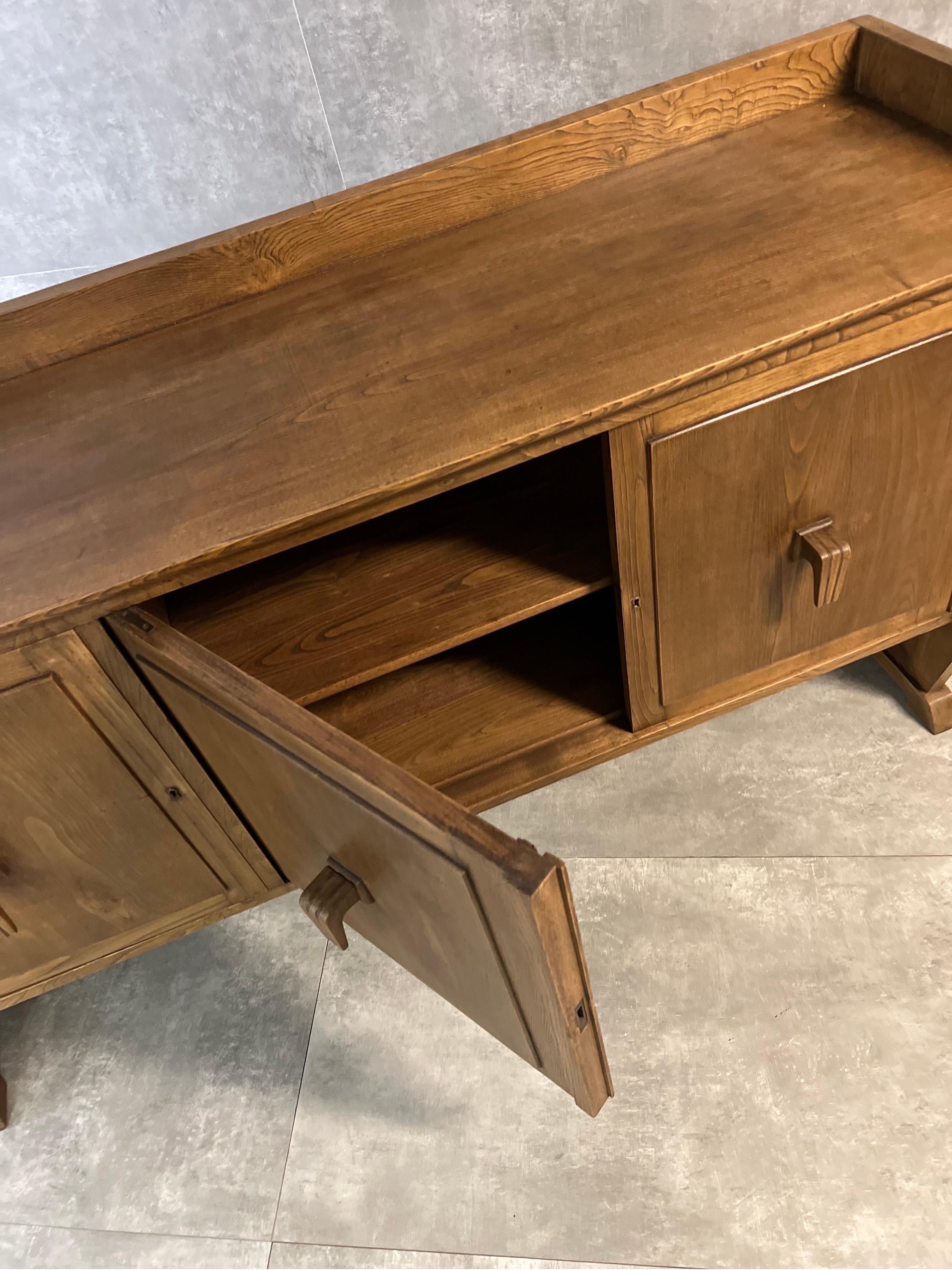 1930s sideboard made of chestnut wood, designed by Gherardo Bosio.
Its doors contains 3 drawers on one side, and a shelf on the other and features externally 3 beautiful-detailed handlers. Chestwood wood give to this sideaboard an excellent texture