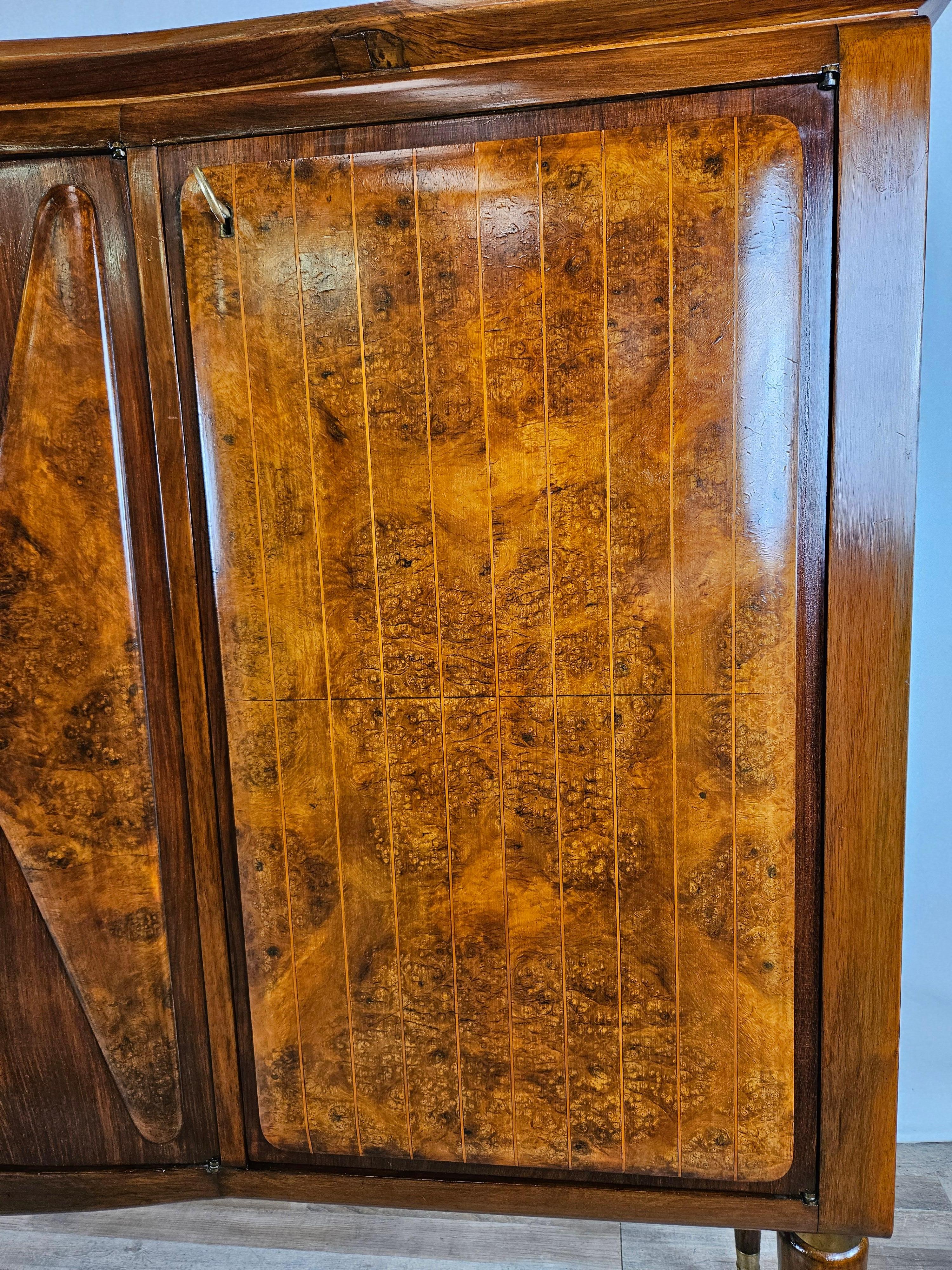 Sideboard aus Nussbaum und Ahorn aus den 1940er-1950er Jahren mit beleuchtetem Fach im Angebot 3