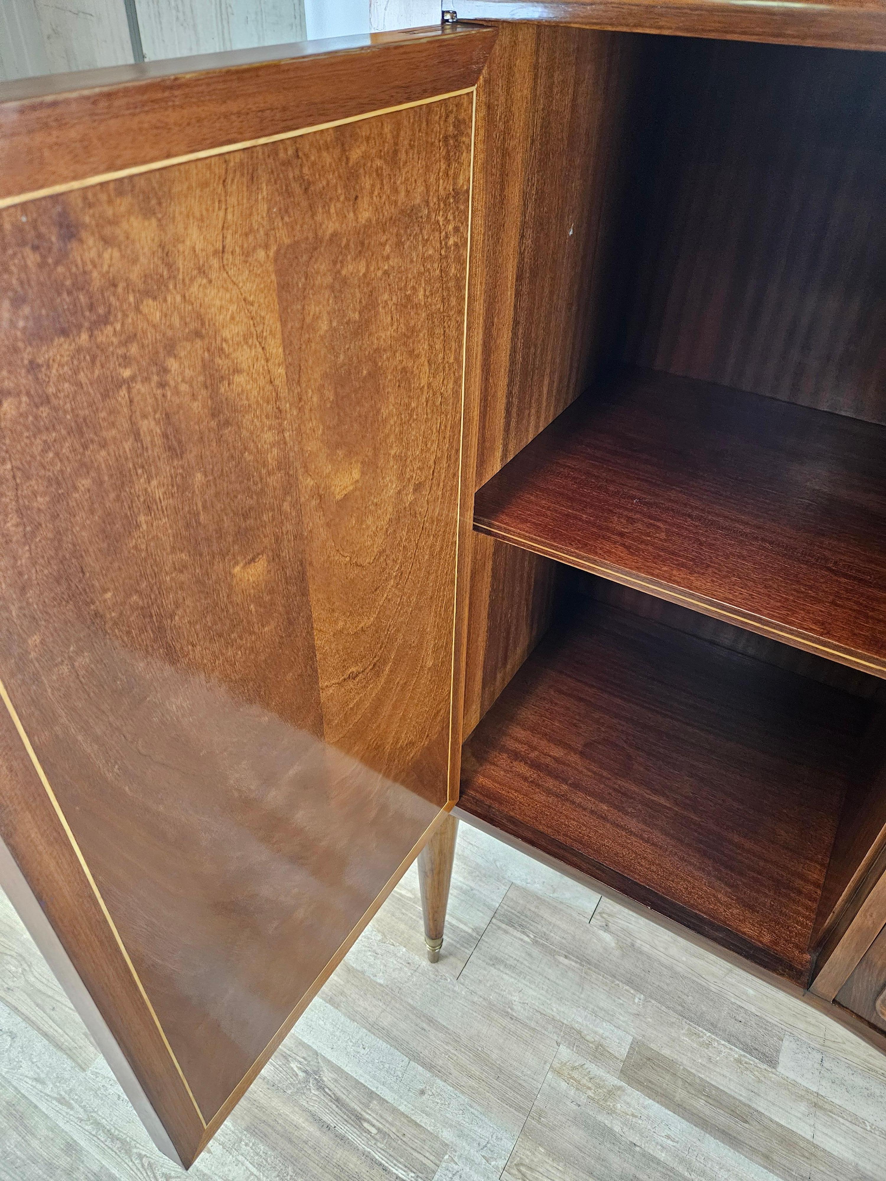 1940s-1950s walnut and maple sideboard with lighted compartment For Sale 6