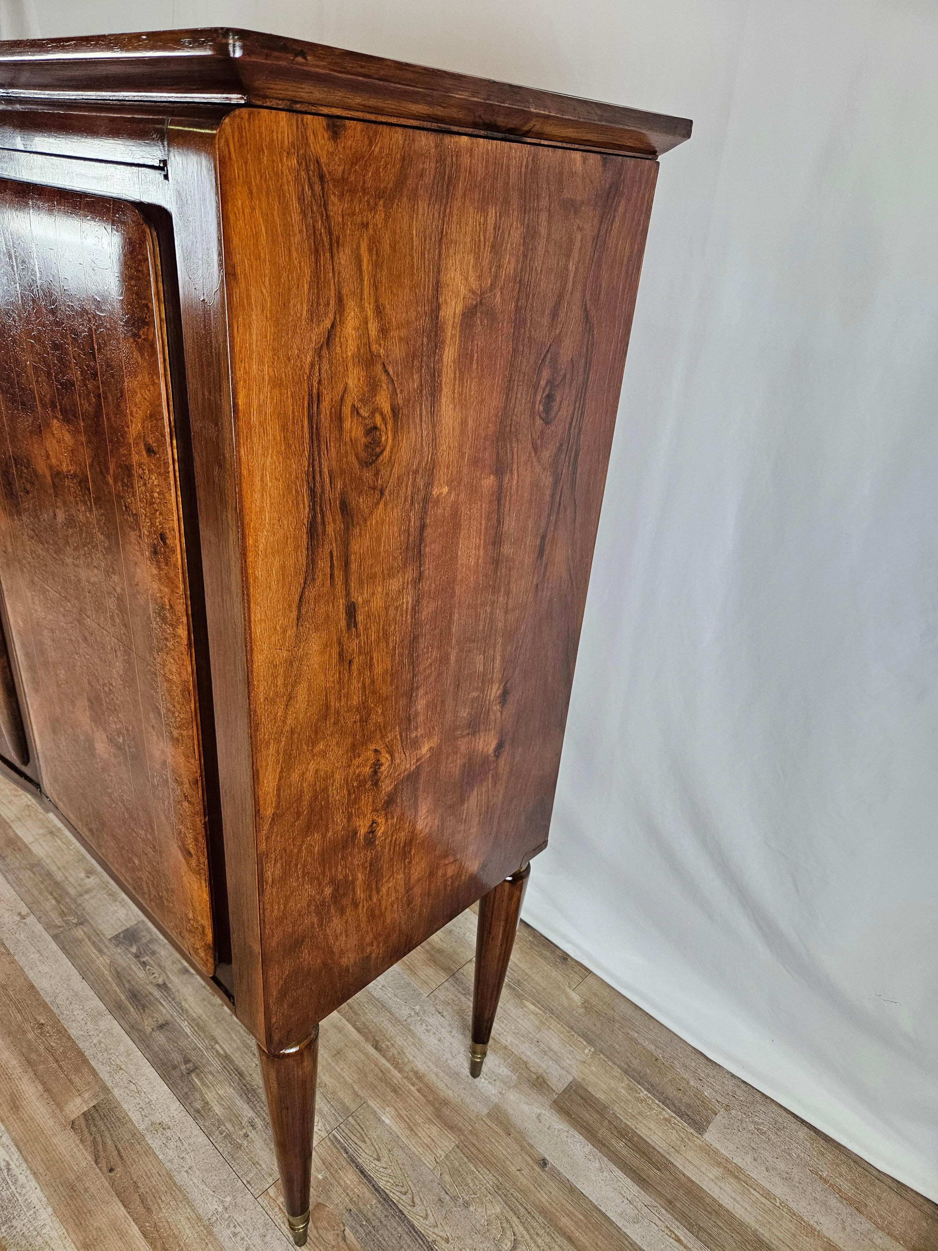 Art Deco 1940s-1950s walnut and maple sideboard with lighted compartment For Sale