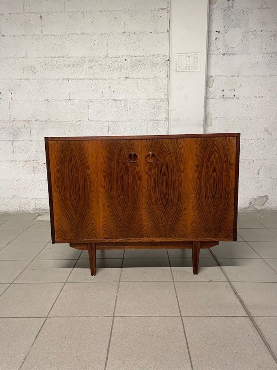 Two-door sideboard from the 1960s made of rosewood with yellow formica top.
Inside, a shelf divides the compartment.

Fully restored, in excellent condition.