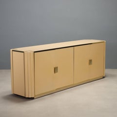Buffet des années 70 signé Alain Delon pour Mario Sabot, en bois laqué couleur crème.