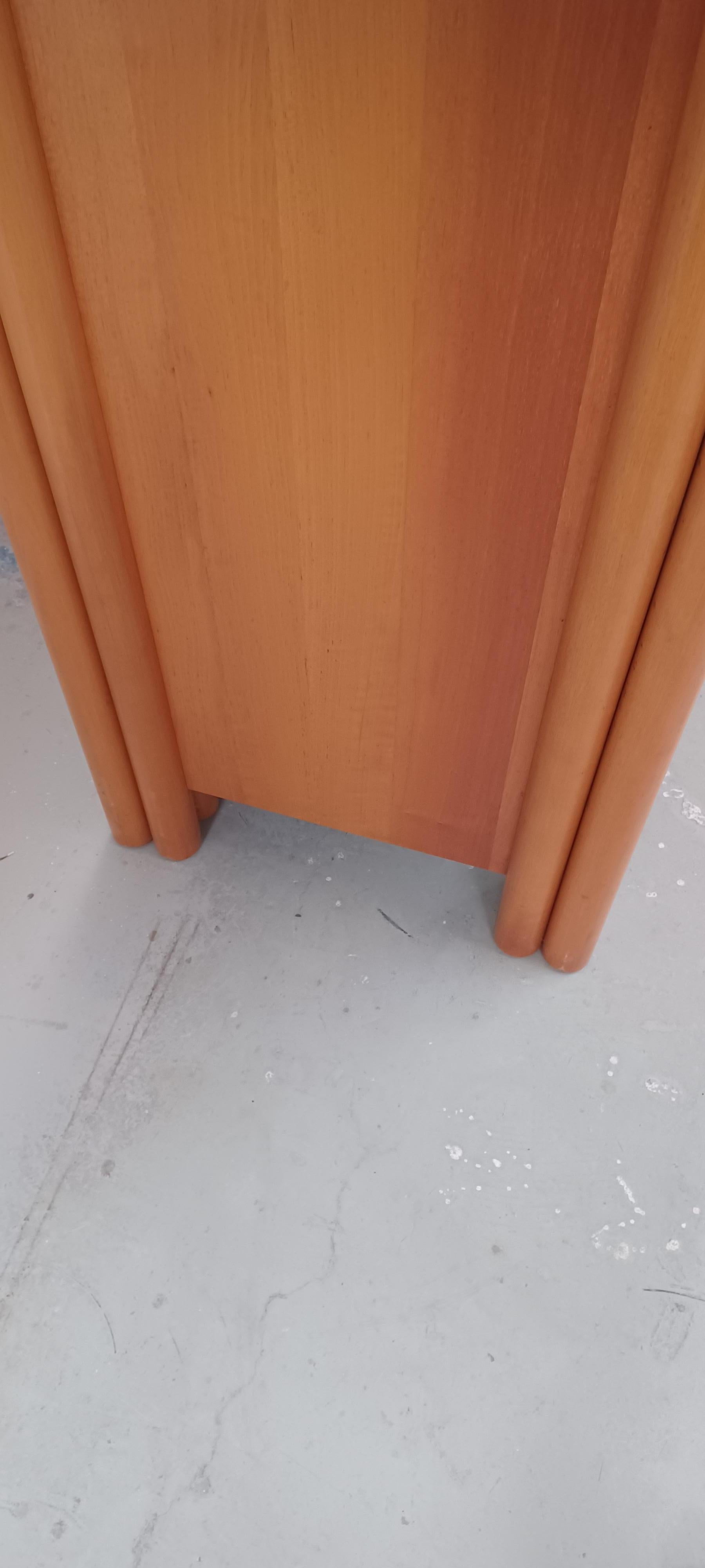 Buffet en noyer à 4 portes dans le style de Carlo Scarpa. Bon état 