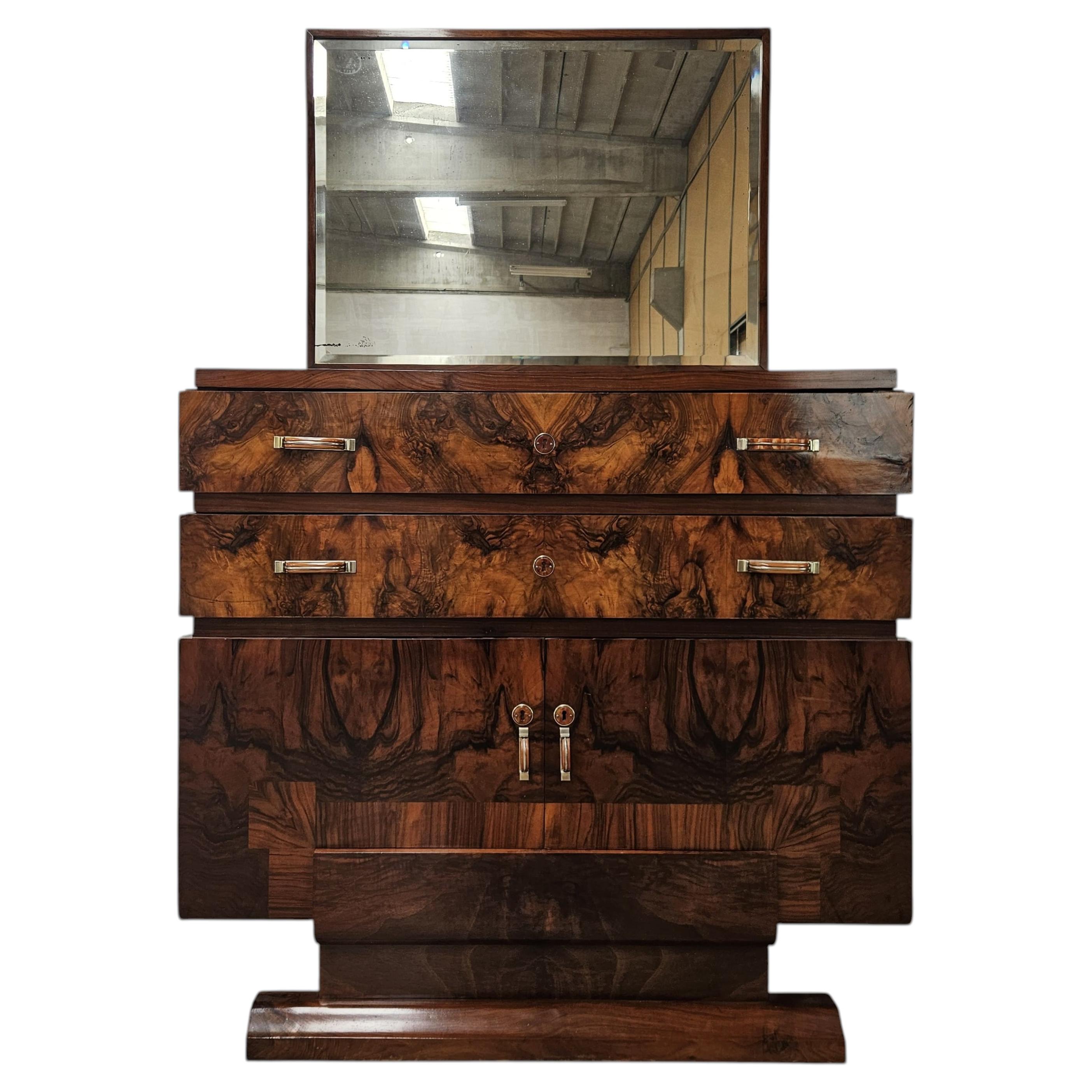 Elegante aparador antiguo de caoba con diseño vintage en venta