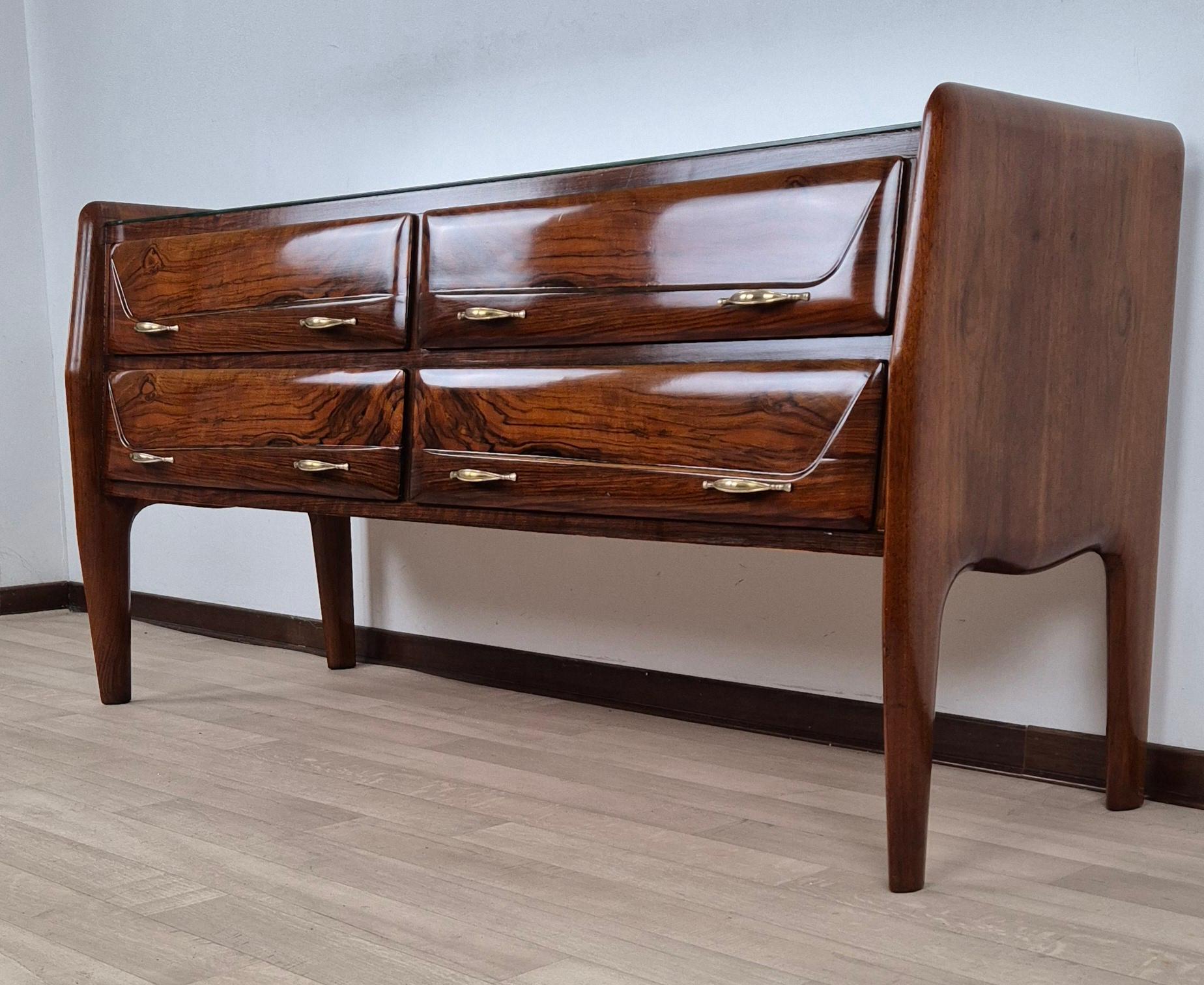 Elegante e allo stesso tempo raffinata credenza in stile Art Déco 