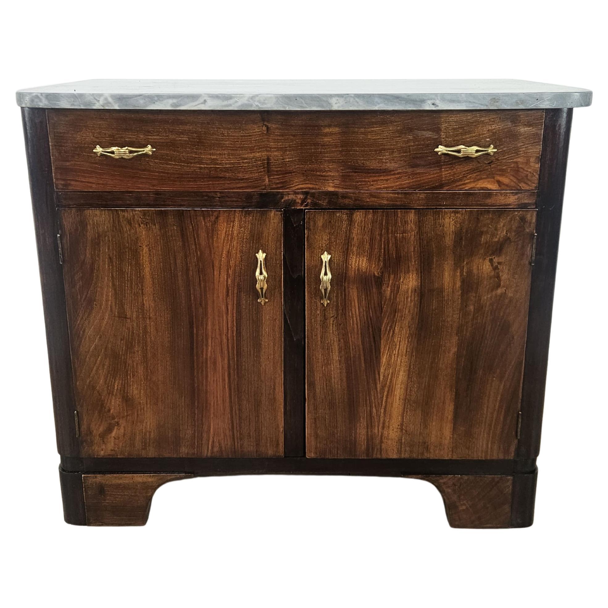 Credenza Art Decò in piuma di mogano con piano in marmo e maniglie in ottone, 19 in vendita