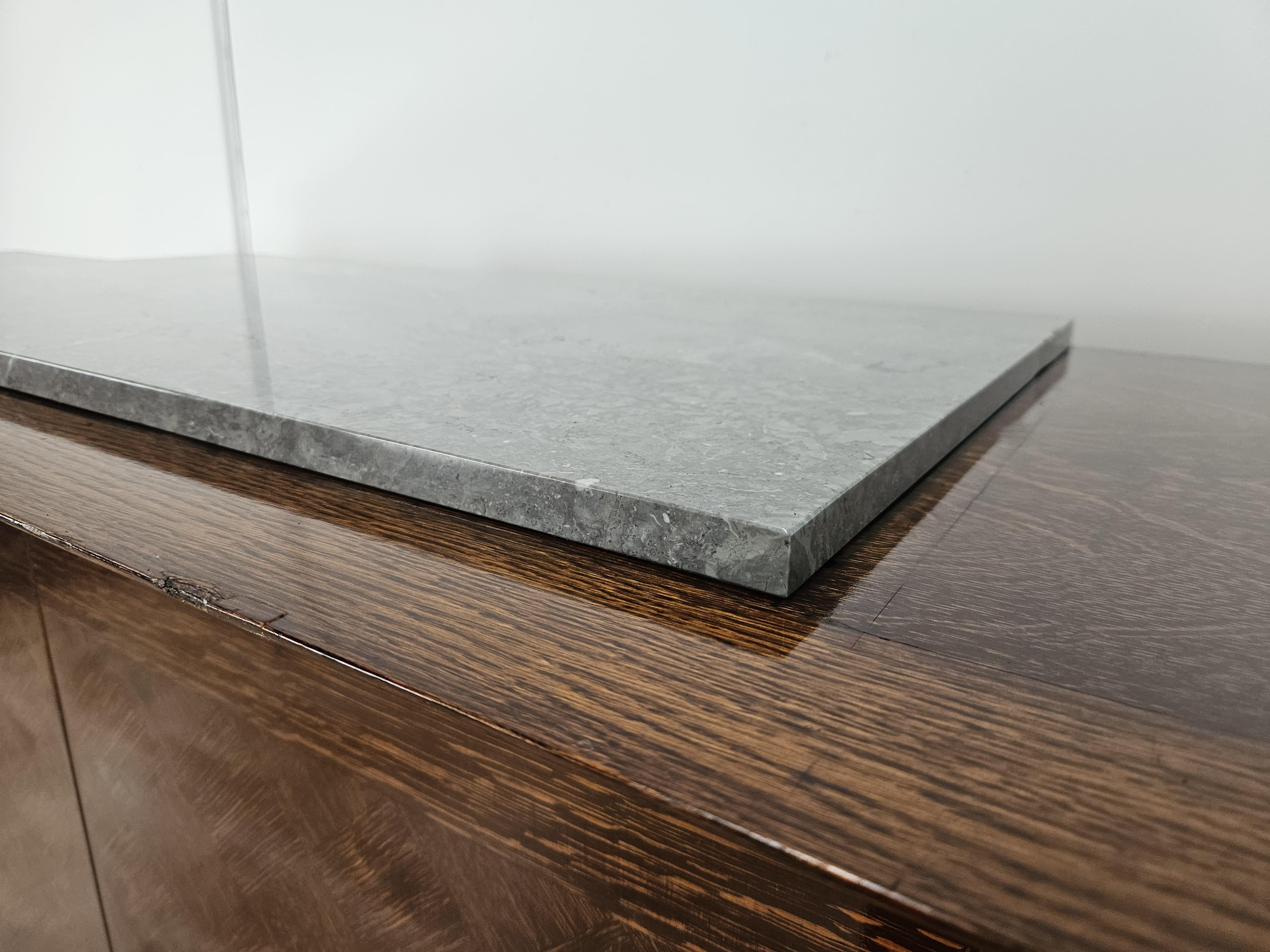 Metà XX secolo Credenza Art Decò in quercia per sala da pranzo con ripiano in marmo in vendita