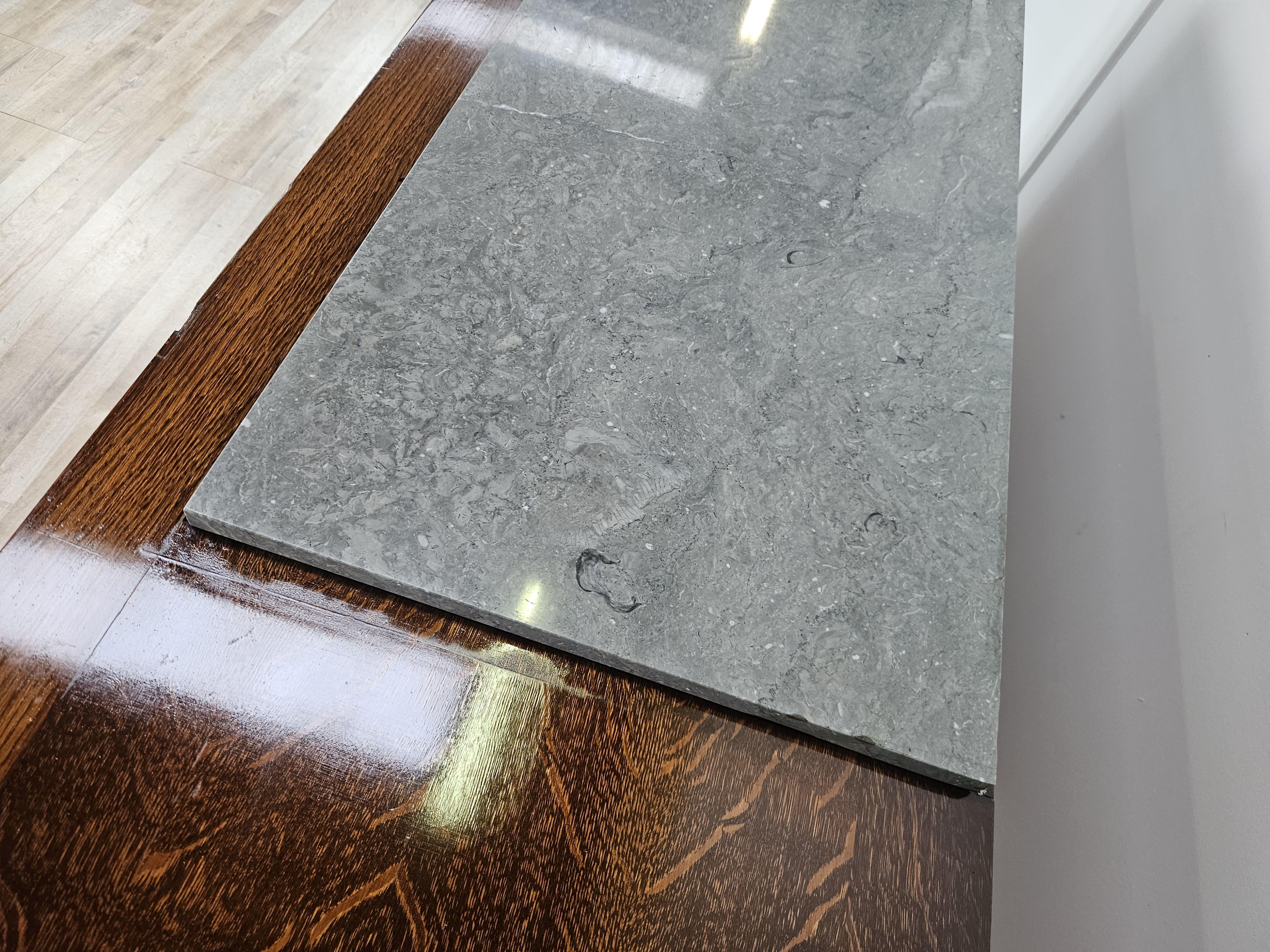 Ottone Credenza Art Decò in quercia per sala da pranzo con ripiano in marmo in vendita