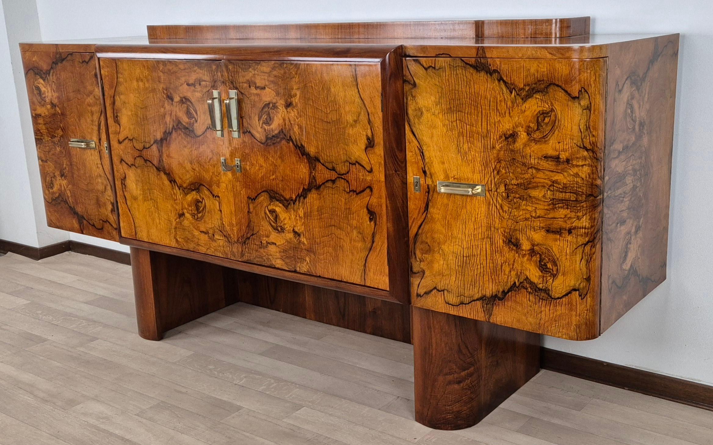 Stupenda per non dire straordinaria Credenza Art Déco Milanese di piena epoca Dèco interamente in Radica di Noce Biondo.
Basamento in Piuma di Noce in linea con le geometrie della struttura sovrastante.
Le due ante centrali sono in un riquadro di
