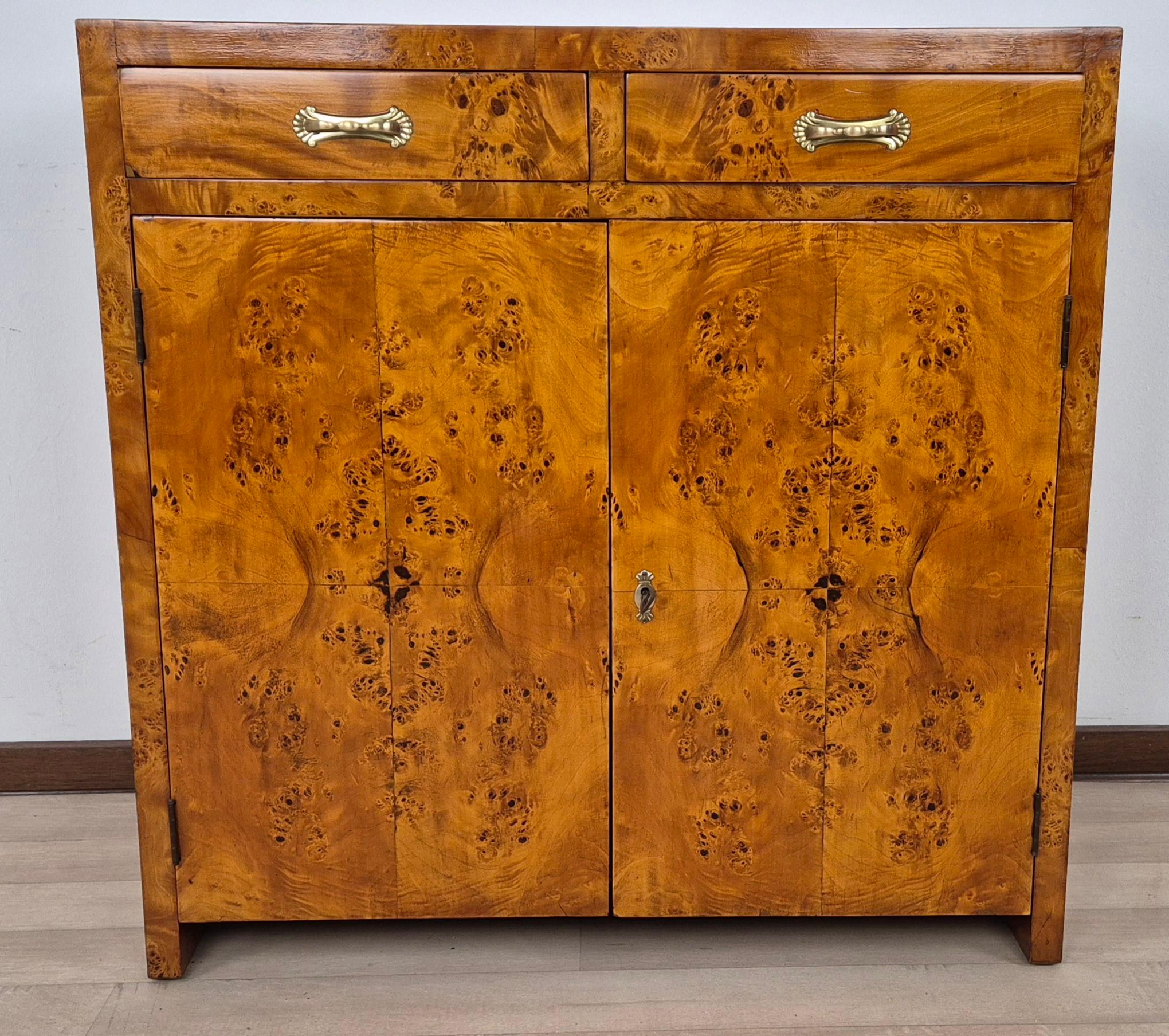 Raffinata Credenza Art Déco Milanese interamente in Radica di Betulla con ripiano in Abete mobile. ( può essere collocato in 2 posizioni )
Mobile con geometrie e misure particolari. ( andate vedere le misure e dopo capite )
Mobile di categoria