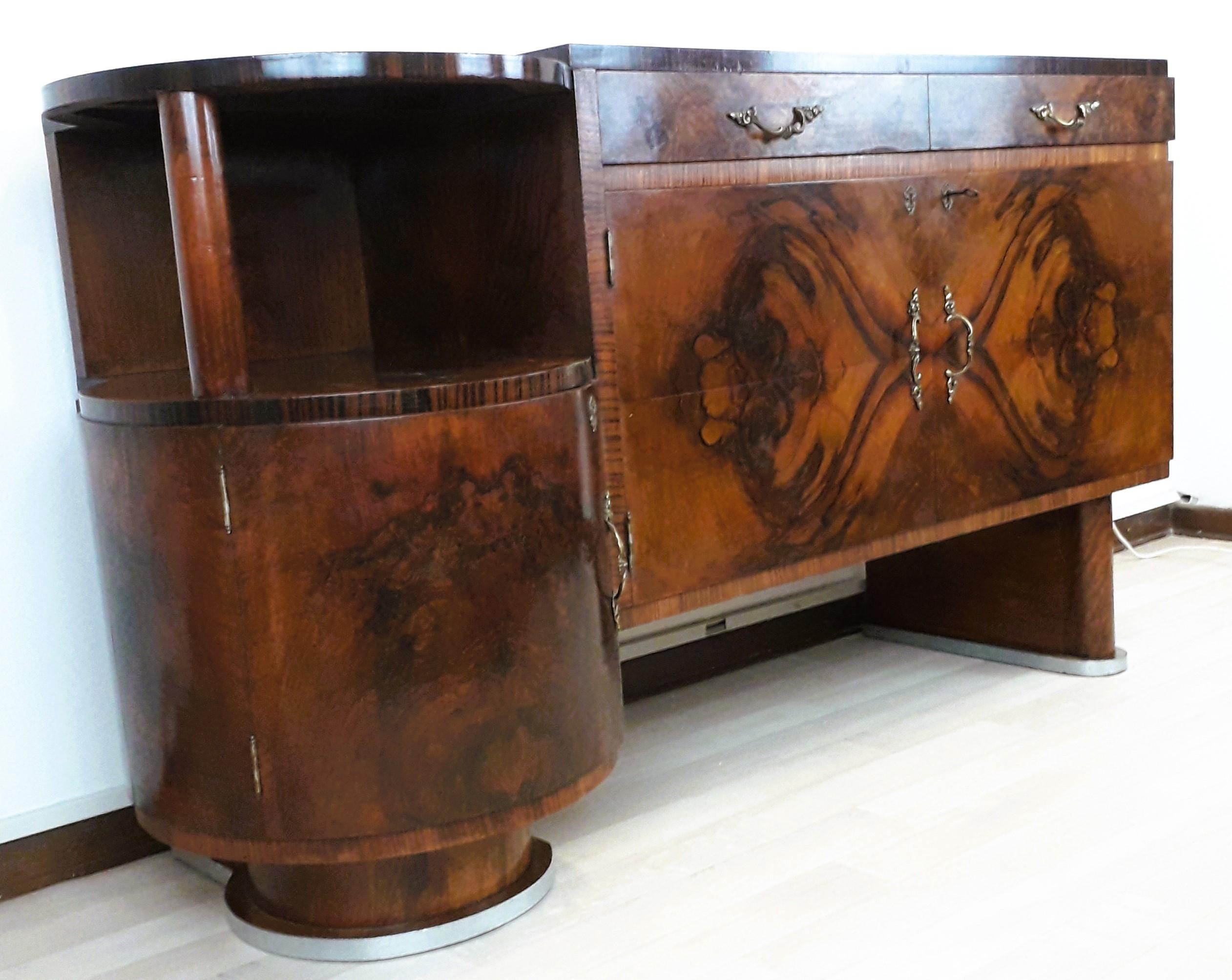 Venetian-made Art Dèco sideboard made entirely of Heart of Walnut Burl and qualitatively of high cabinetry.
Curved left sides and edges in Rigatino di Noce to give harmony to the cabinet.
Very rare and distinctive handles made of machined cast