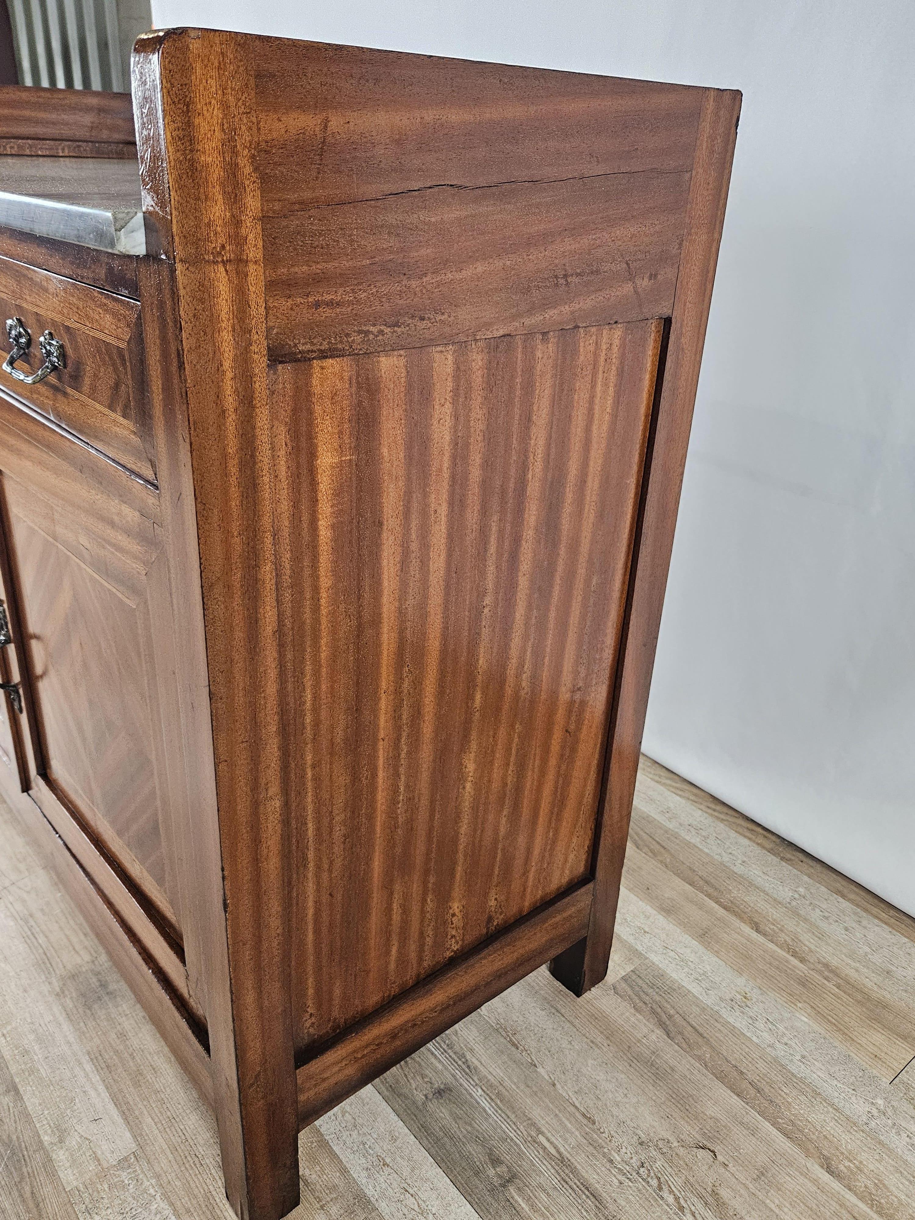Art Nouveau walnut sideboard with marble top 20th century In Good Condition For Sale In Premariacco, IT