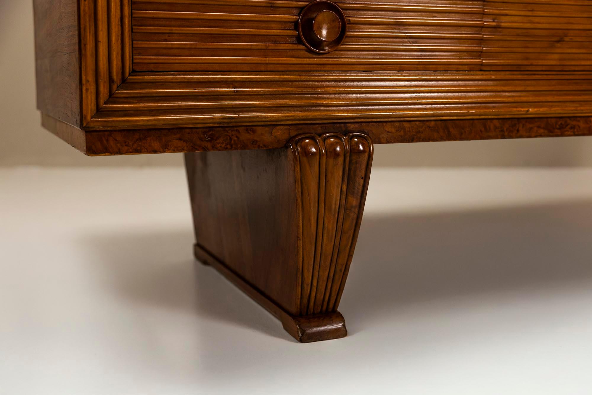 Credenza de Pier Luigi Colli, en palisandro de la India y madera de arce, Italia, hacia la década de 1940 en venta 3