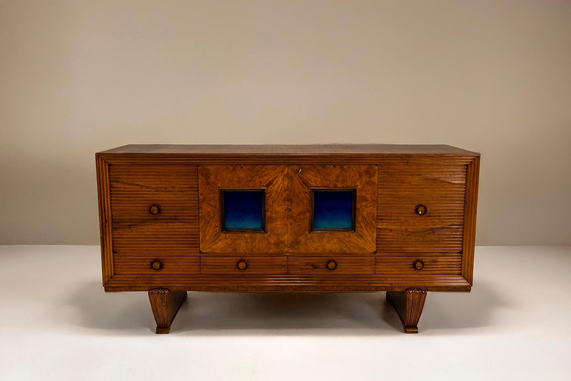 Pier Luigi Colli ( 1895-1968) fue un influyente diseñador italiano conocido por sus innovadoras y elegantes creaciones de mobiliario de mediados del siglo XX. Formado en París y activo en Turín, Colli combinaba la artesanía tradicional con la