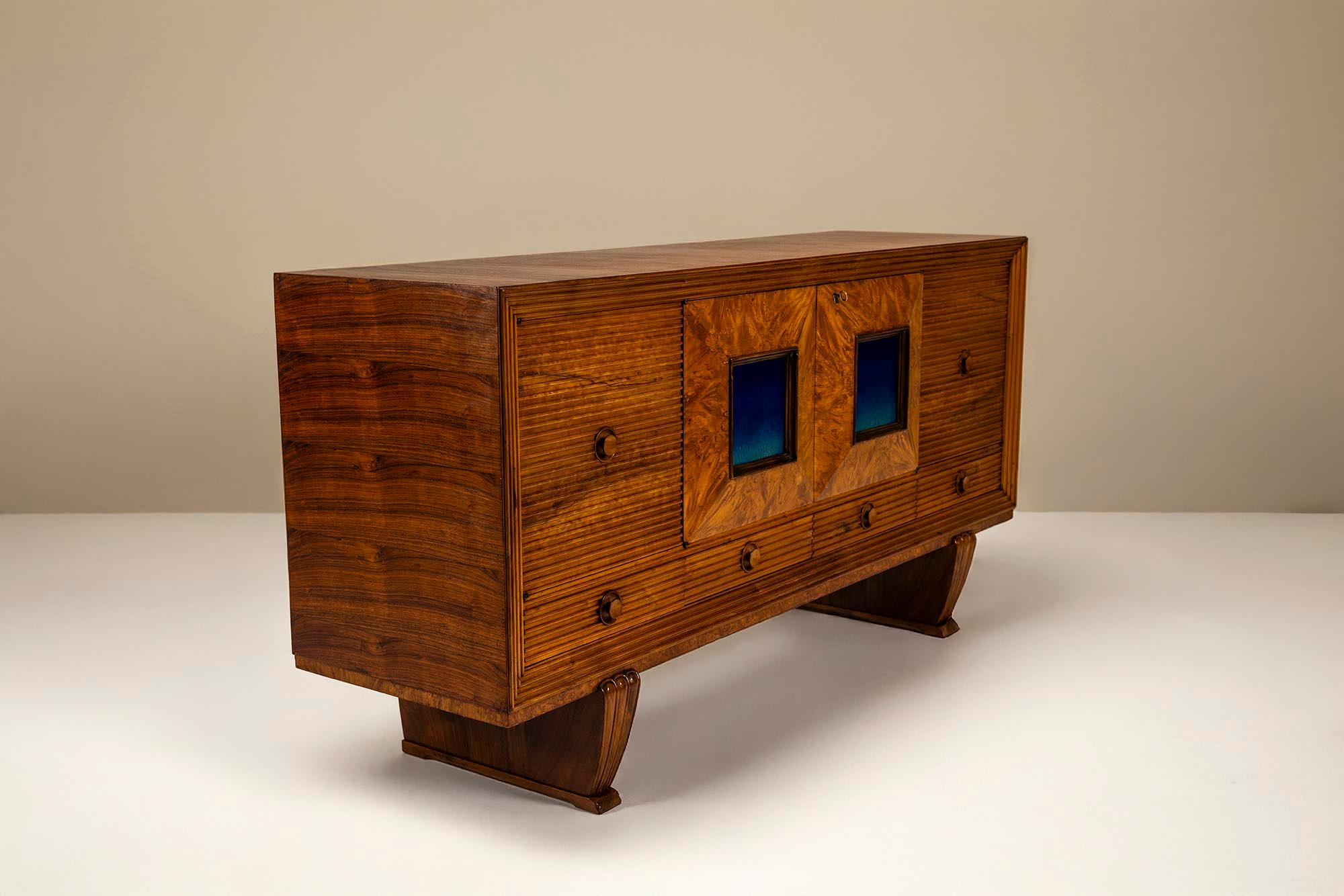 Credenza de Pier Luigi Colli, en palisandro de la India y madera de arce, Italia, hacia la década de 1940 Italiano en venta