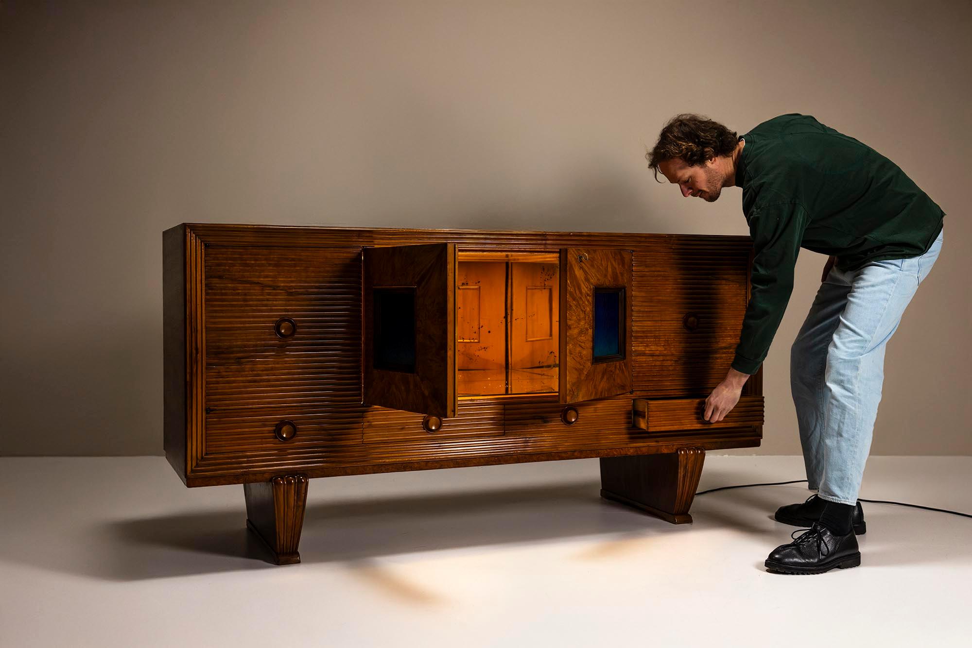 Credenza de Pier Luigi Colli, en palisandro de la India y madera de arce, Italia, hacia la década de 1940 Vidrio en venta