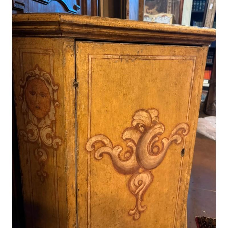 credenza bassa 4 ante, laccate e dipinta con figurini, italia im Zustand „Gut“ im Angebot in Cuneo, Italy (CN)