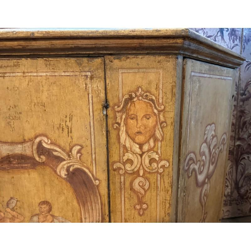 credenza bassa 4 ante, laccate e dipinta con figurini, italia (Pappelholz) im Angebot
