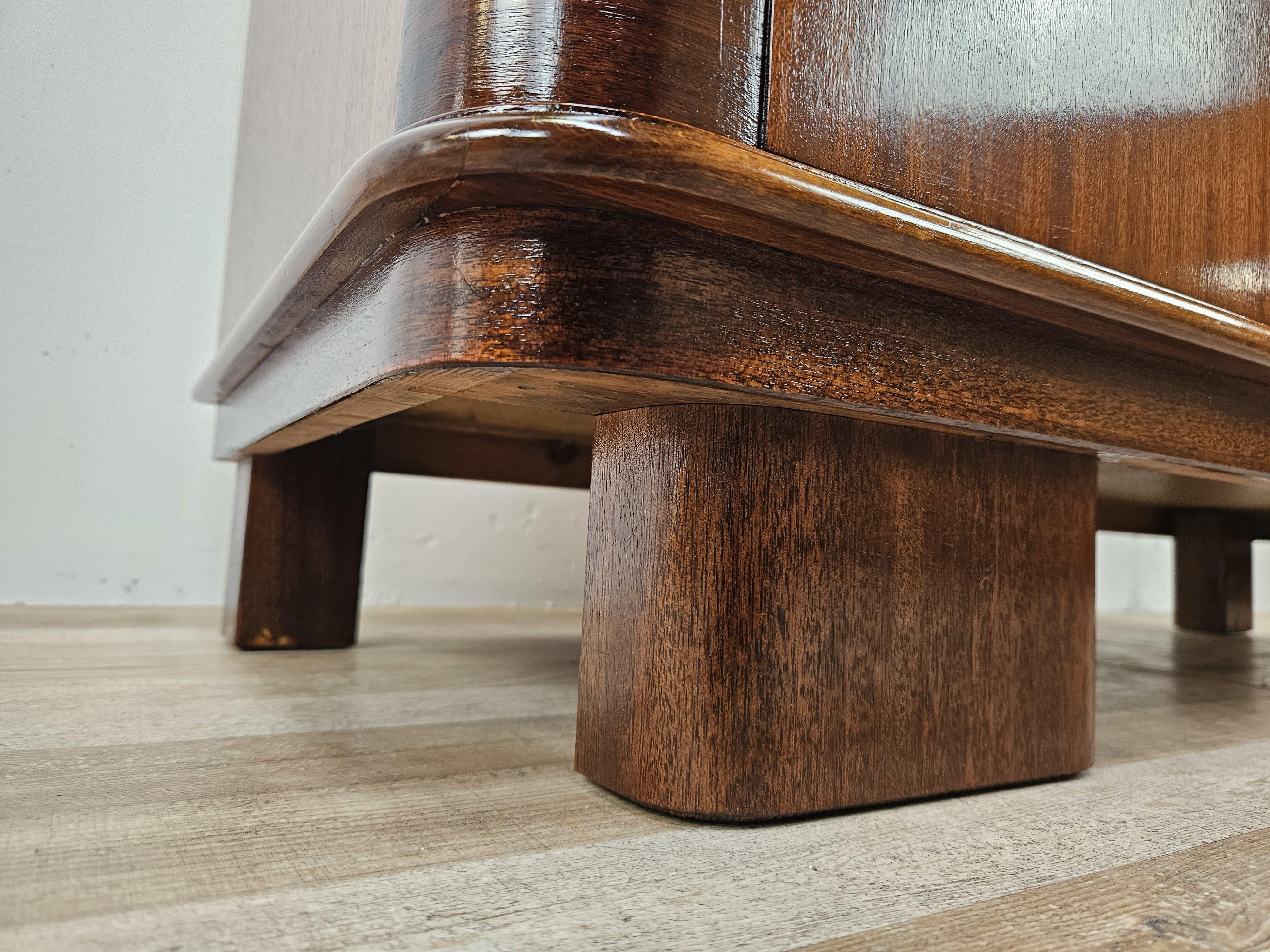 Credenza bassa anni '50 in piuma di noce con ripiani e cassetti interni in vendita 3