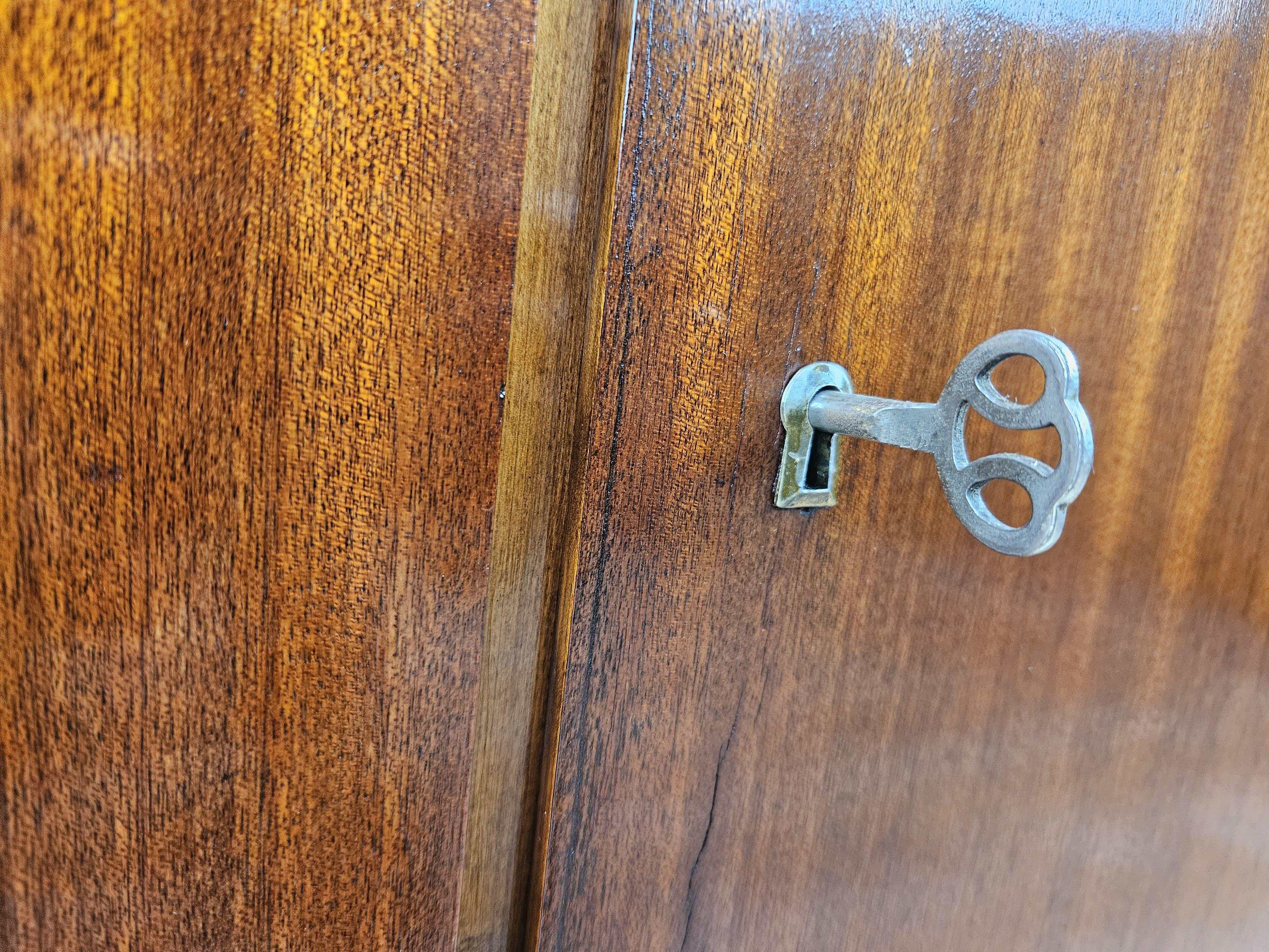 Credenza bassa anni '50 in piuma di noce con ripiani e cassetti interni in vendita 4