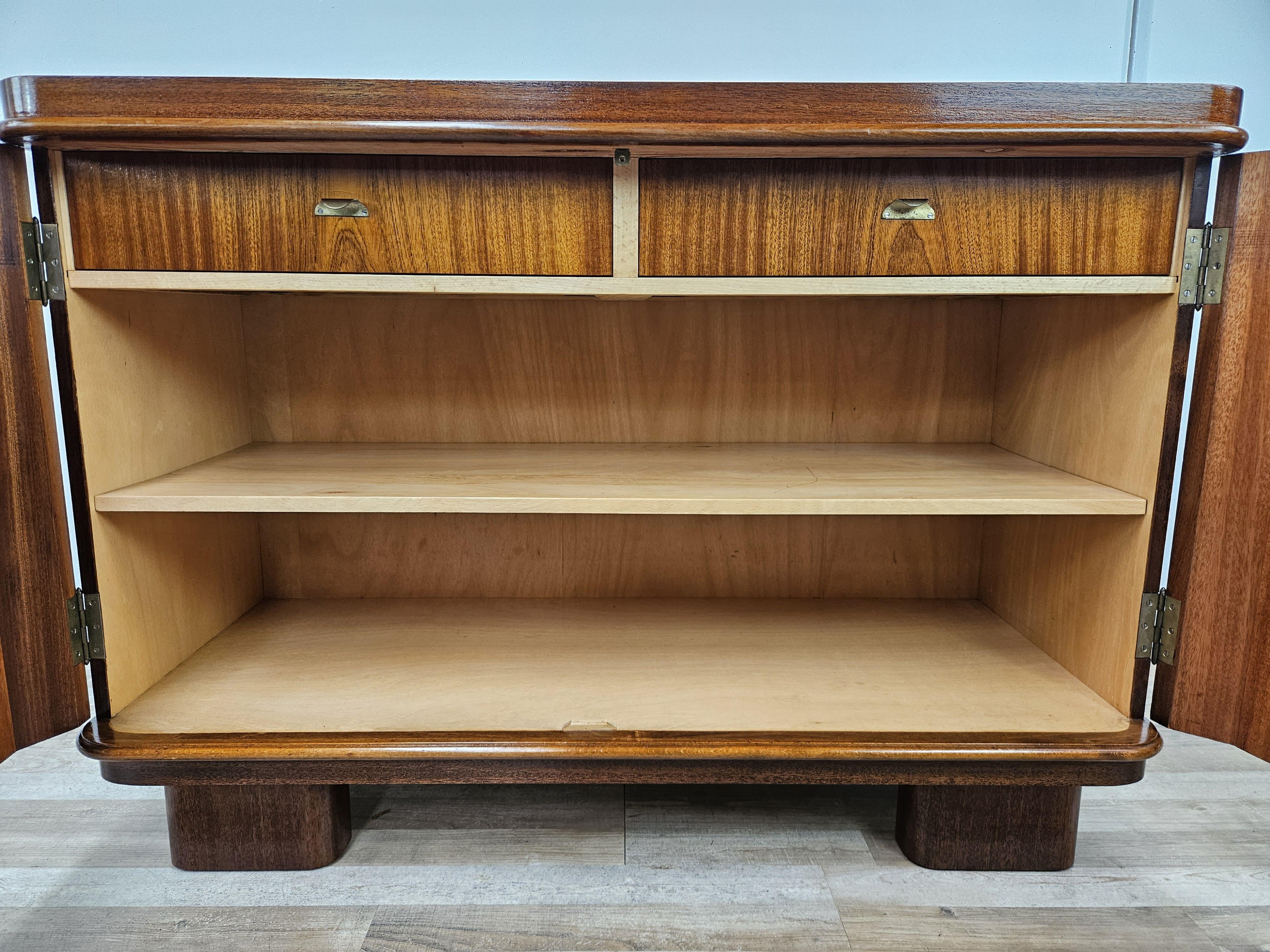 Credenza bassa anni '50 in piuma di noce con ripiani e cassetti interni in vendita 5