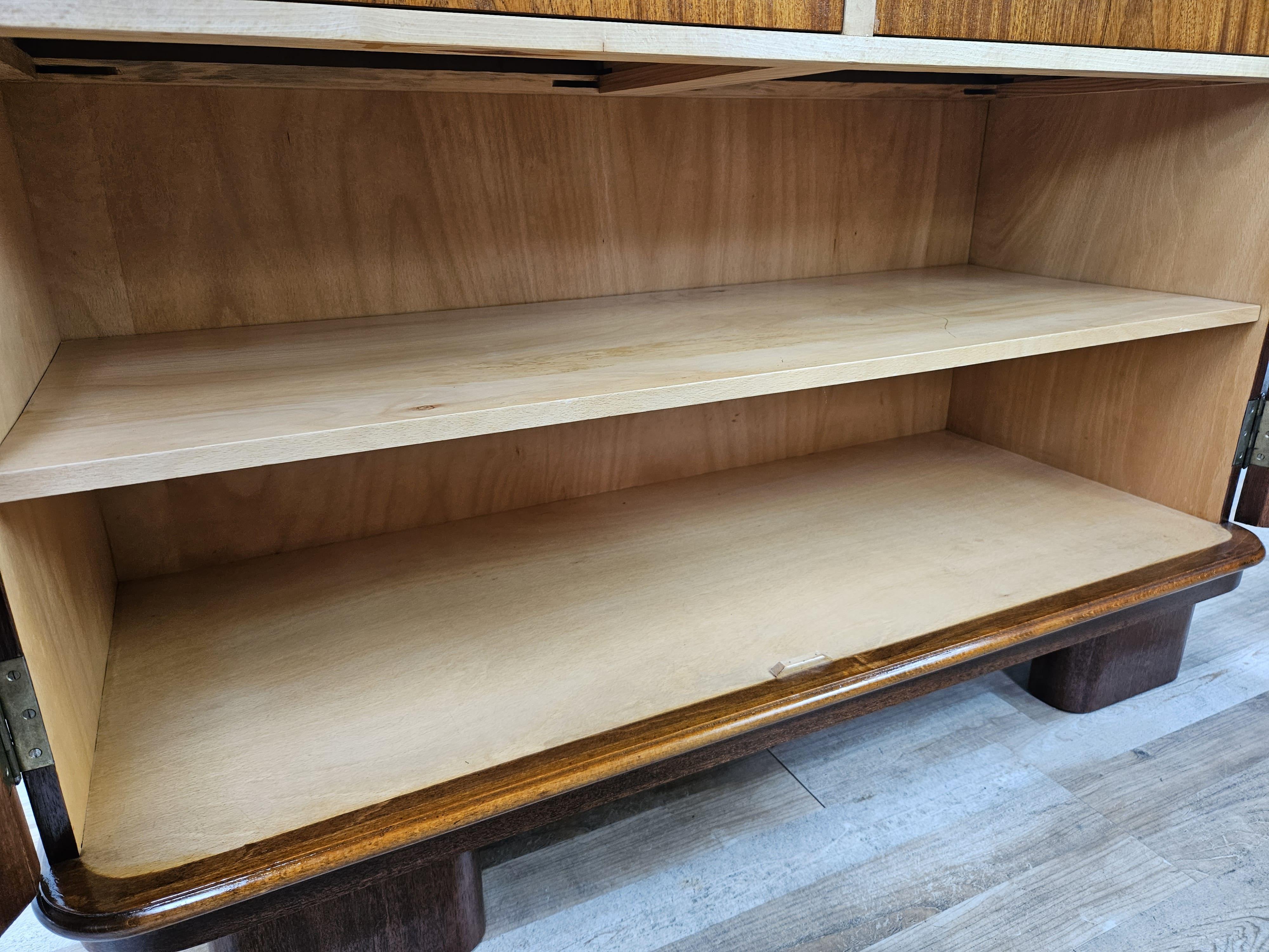 Credenza bassa anni '50 in piuma di noce con ripiani e cassetti interni in vendita 6
