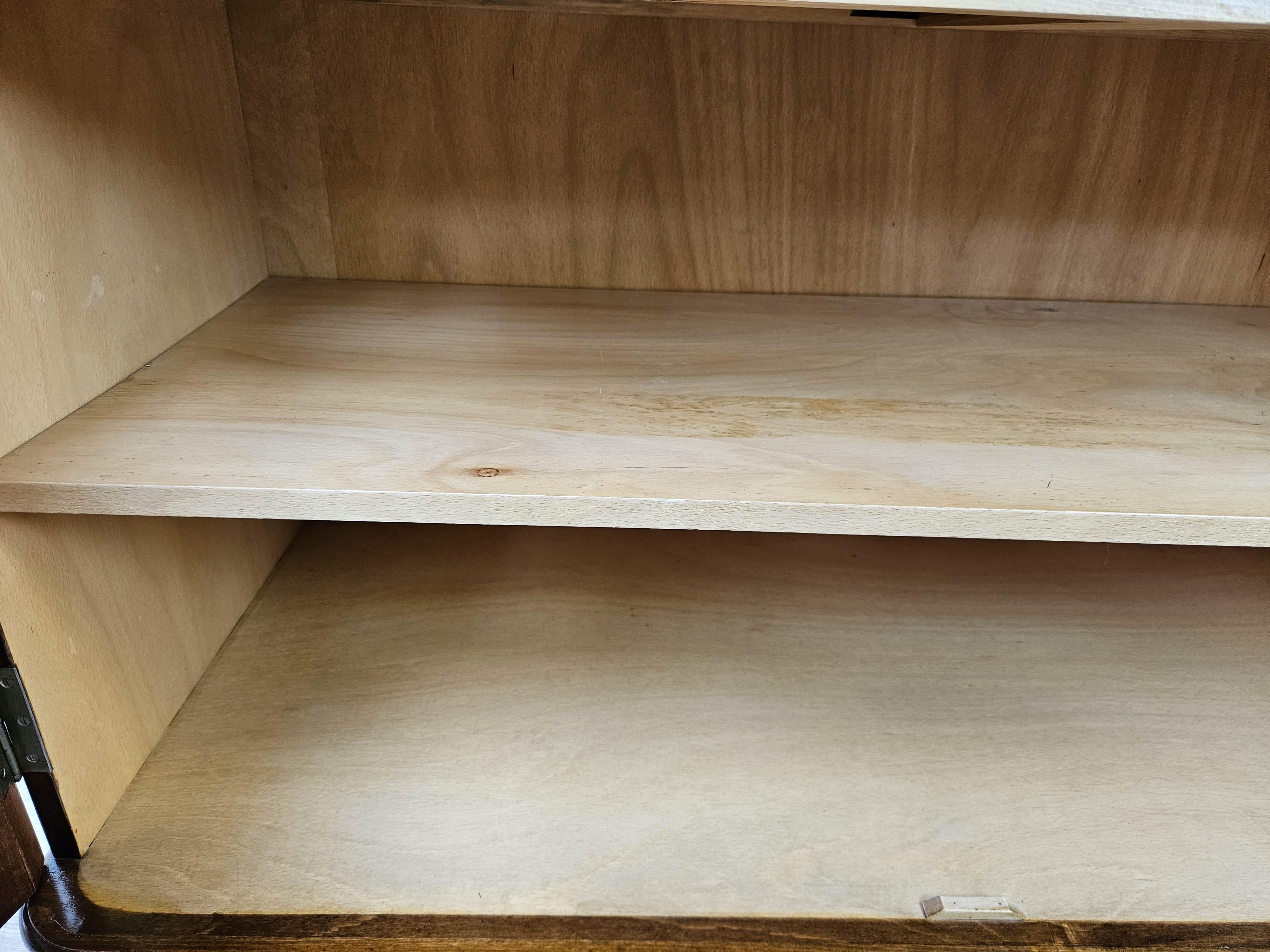 Credenza bassa anni '50 in piuma di noce con ripiani e cassetti interni in vendita 7