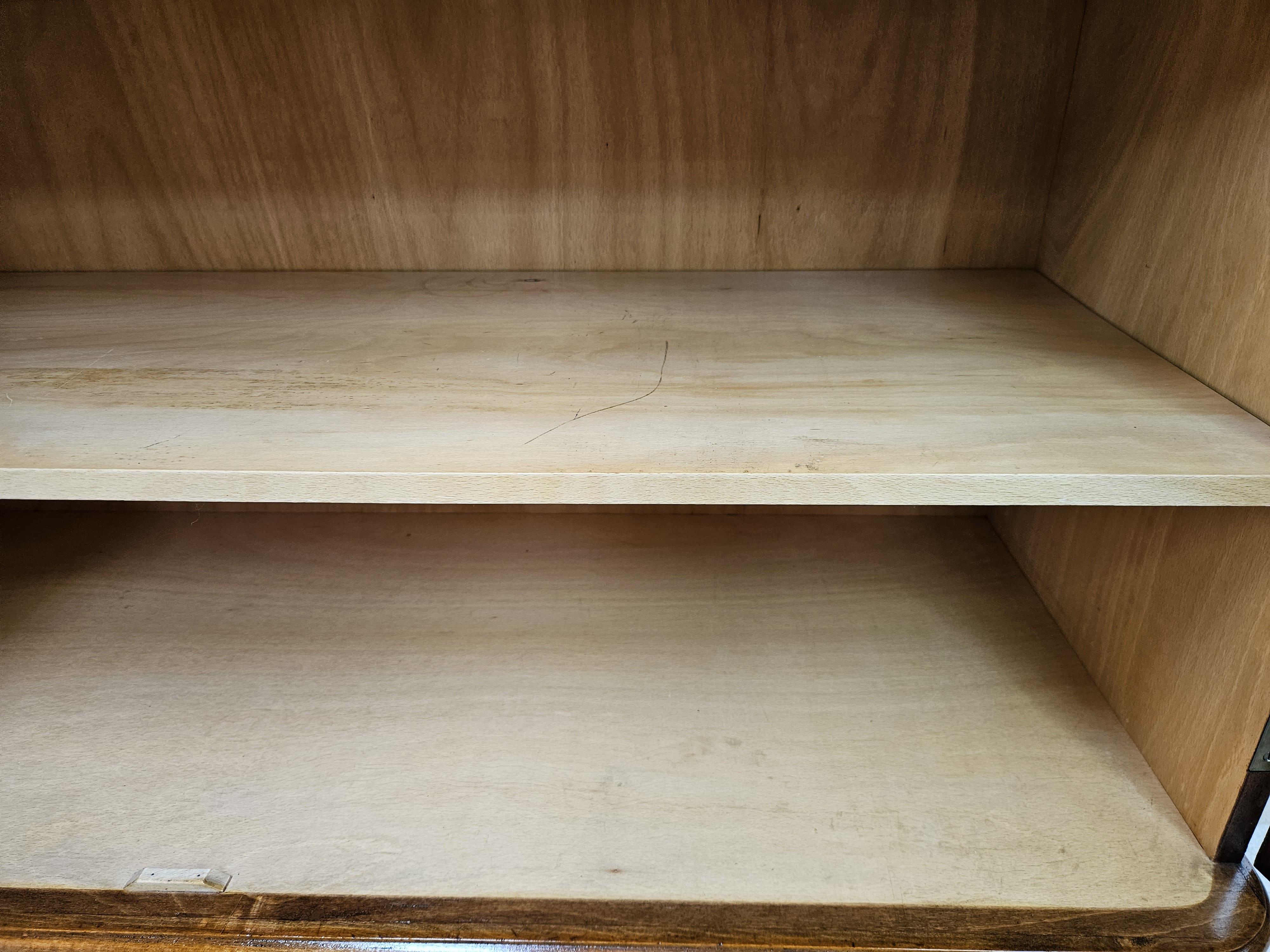 Credenza bassa anni '50 in piuma di noce con ripiani e cassetti interni in vendita 8