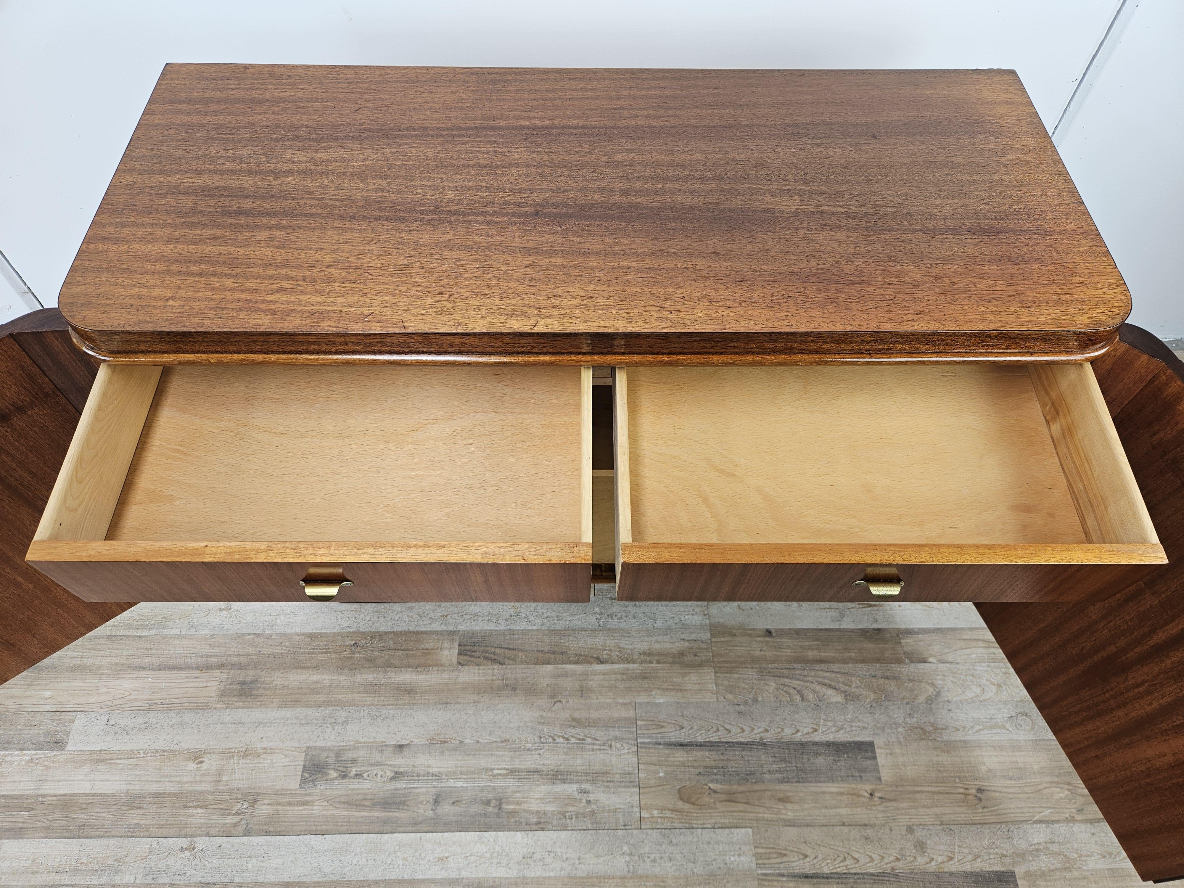Credenza bassa anni '50 in piuma di noce con ripiani e cassetti interni in vendita 9