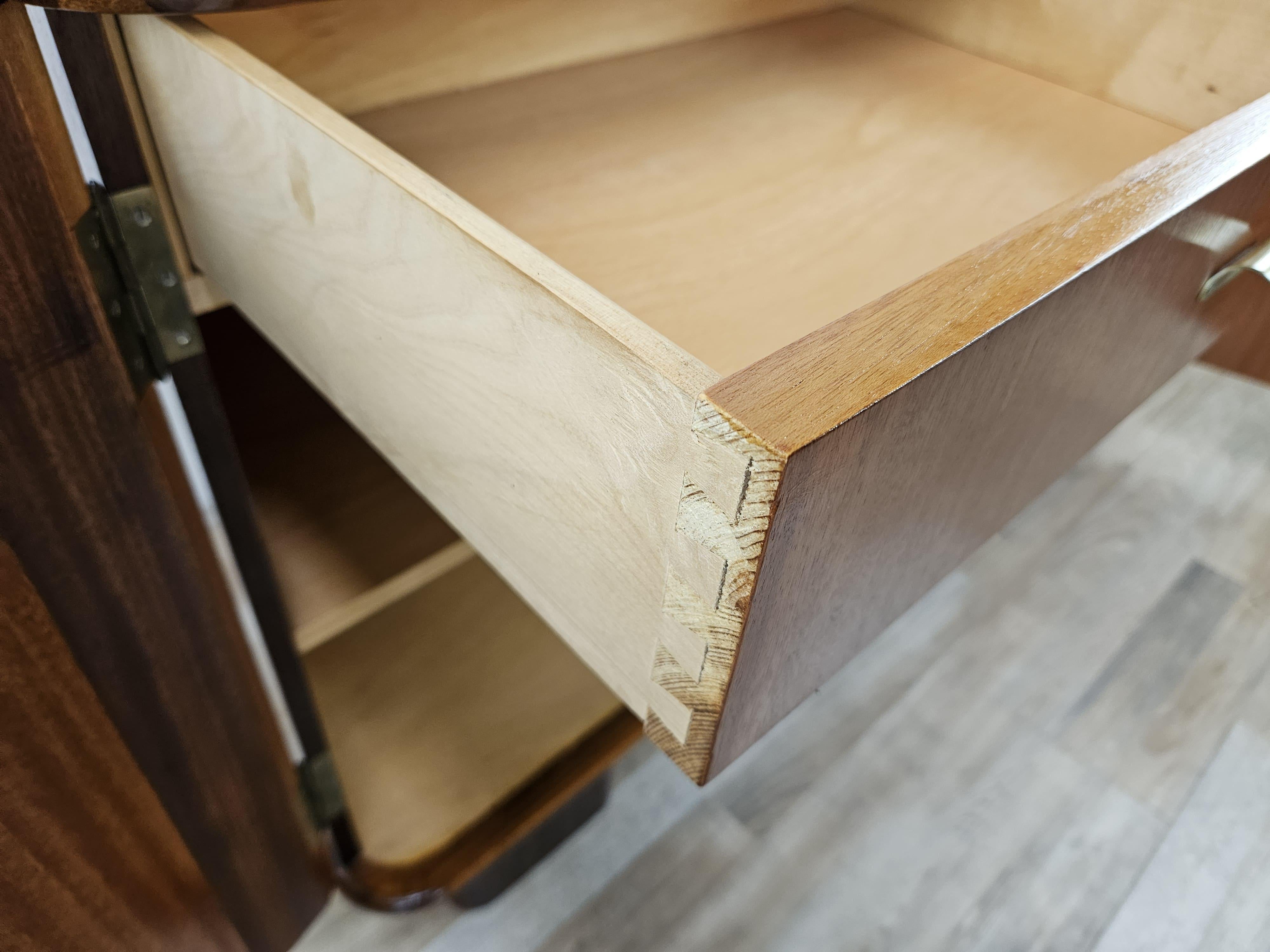 Credenza bassa anni '50 in piuma di noce con ripiani e cassetti interni in vendita 10
