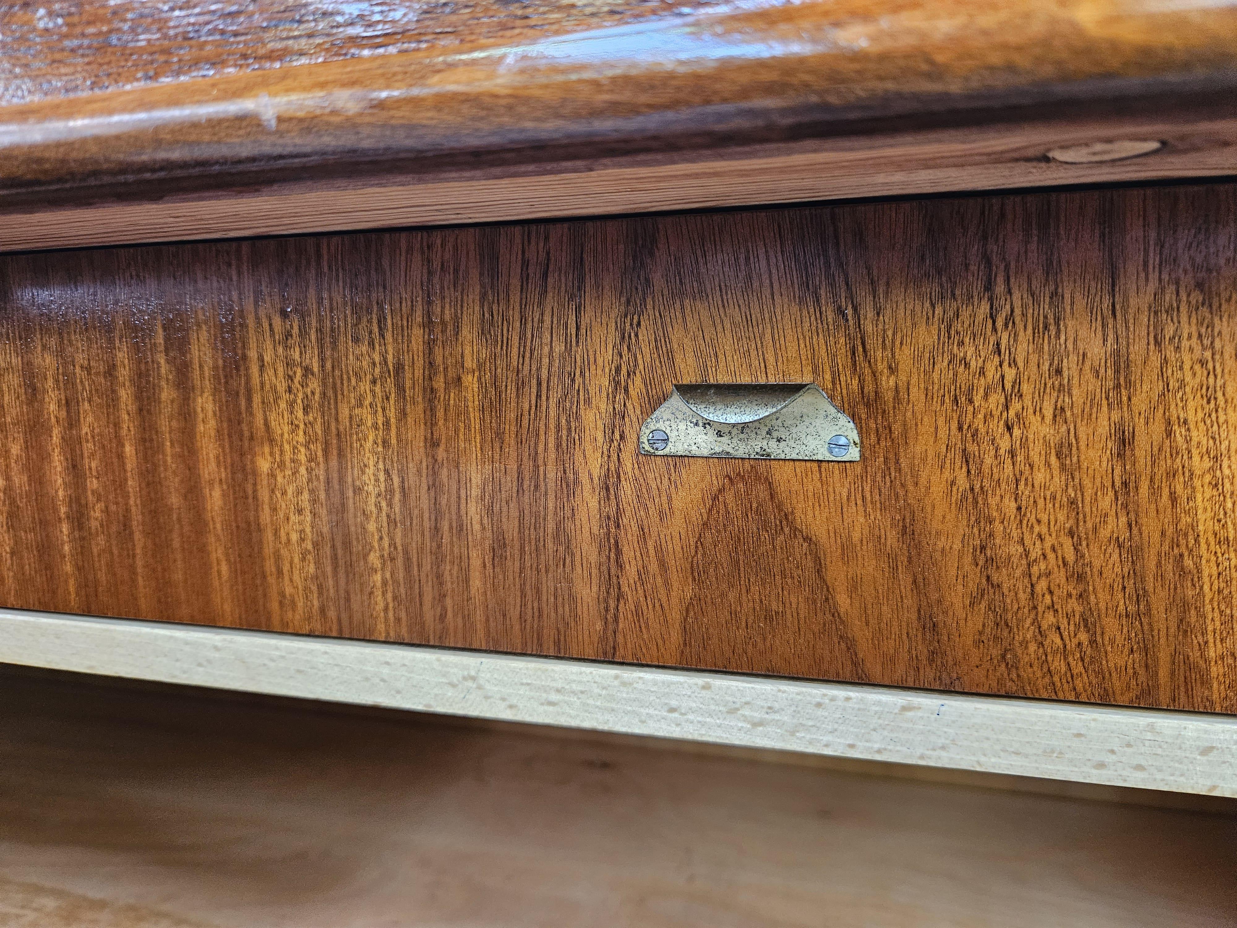 Credenza bassa anni '50 in piuma di noce con ripiani e cassetti interni in vendita 12