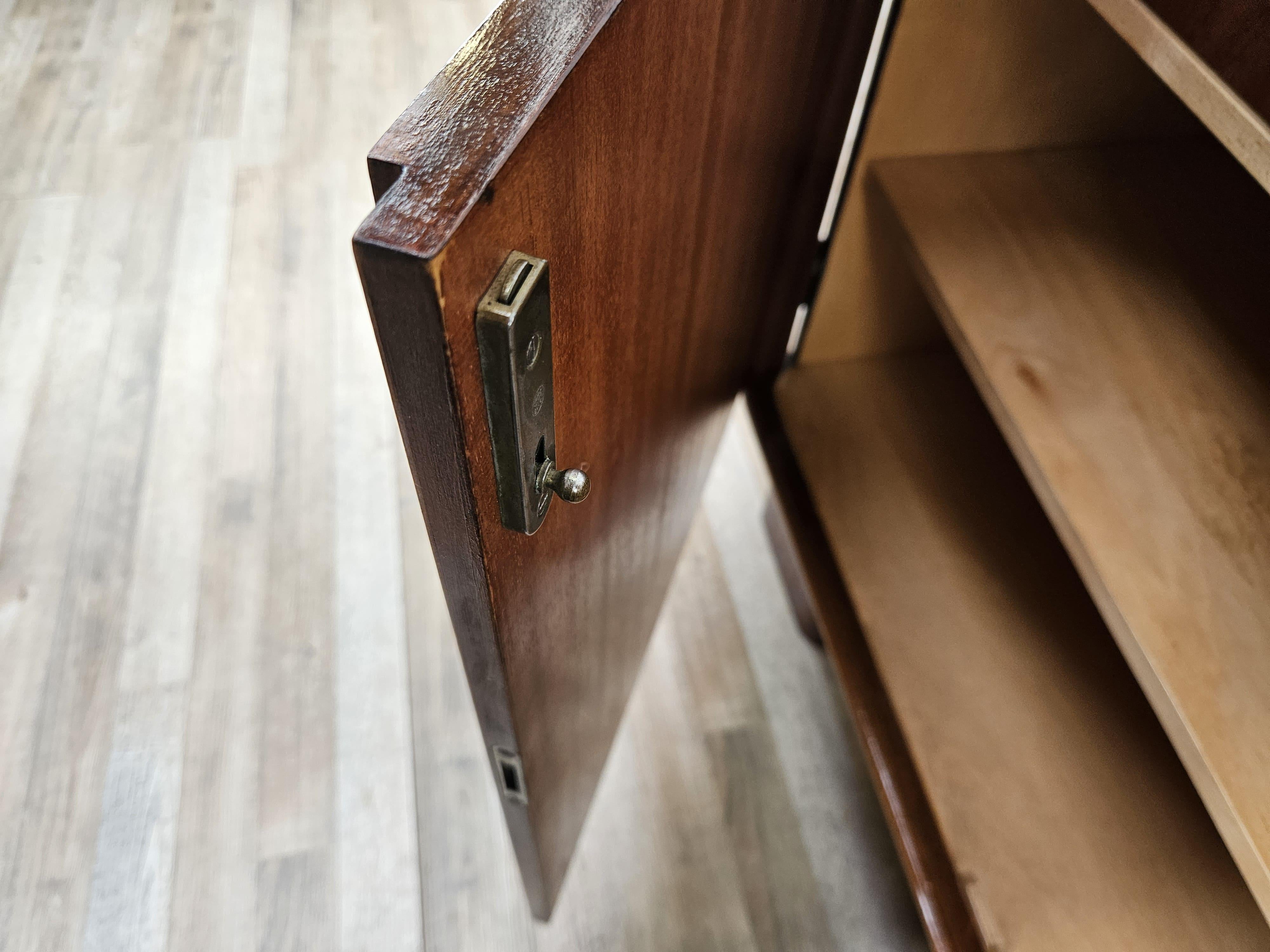 Credenza bassa anni '50 in piuma di noce con ripiani e cassetti interni in vendita 13