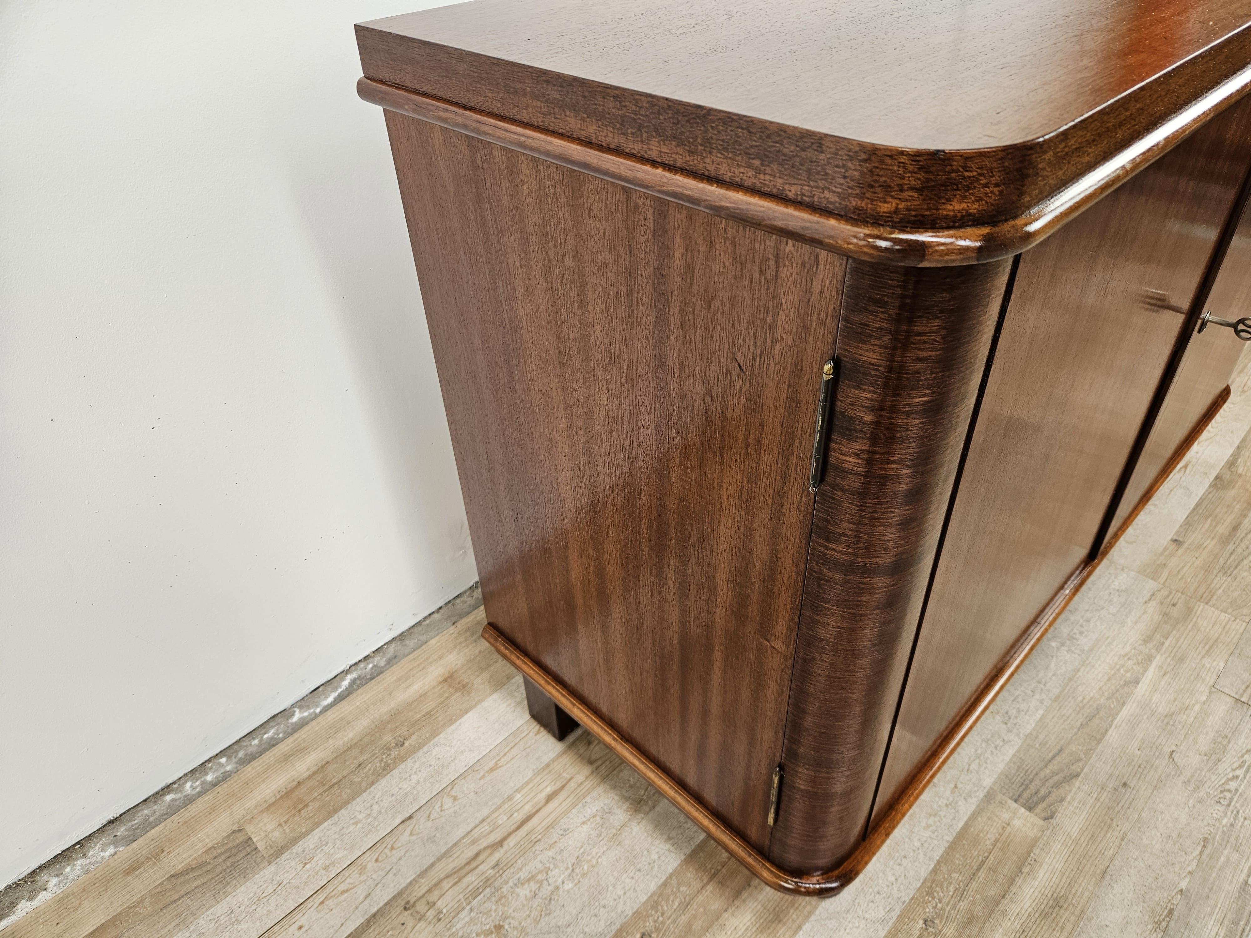 Art Déco Credenza bassa anni '50 in piuma di noce con ripiani e cassetti interni in vendita