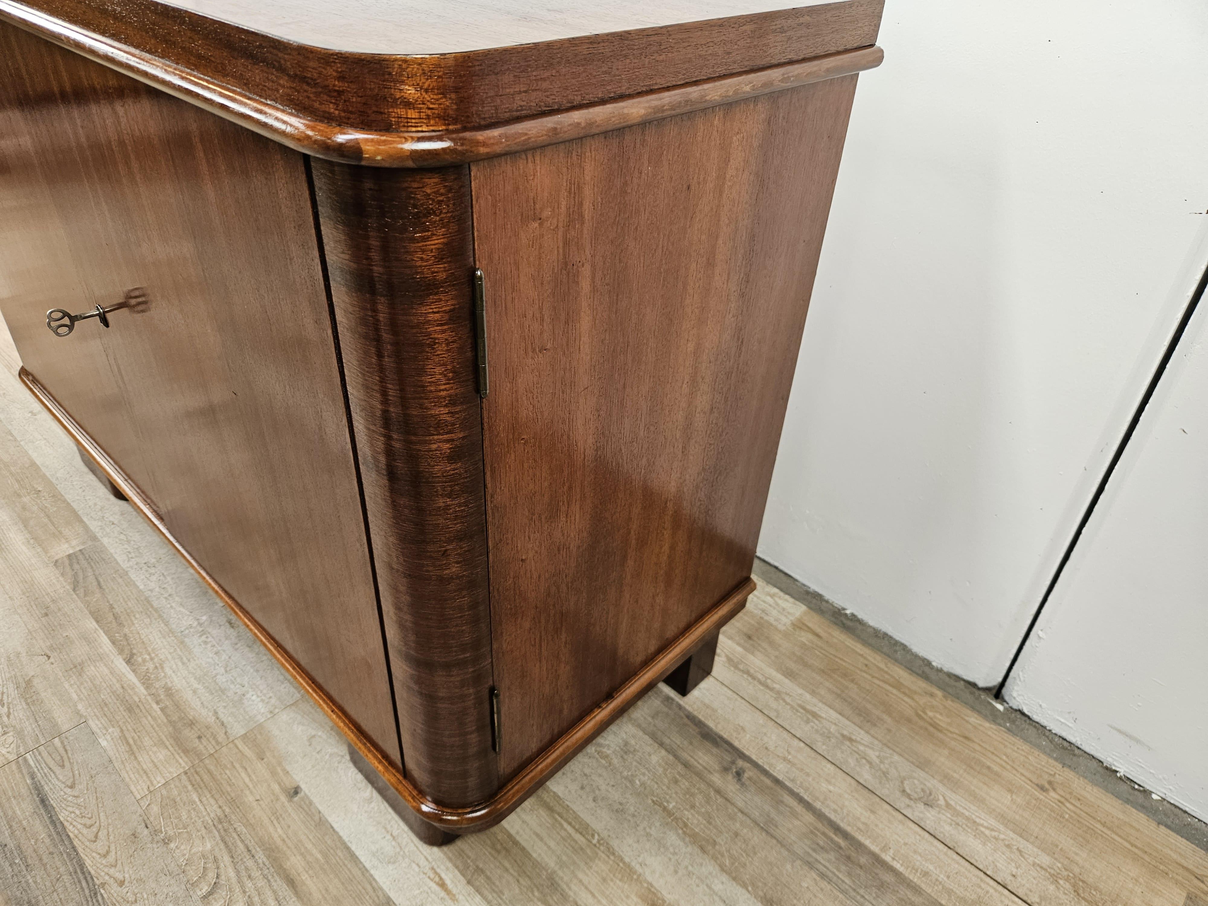 German Credenza bassa anni '50 in piuma di noce con ripiani e cassetti interni in vendita