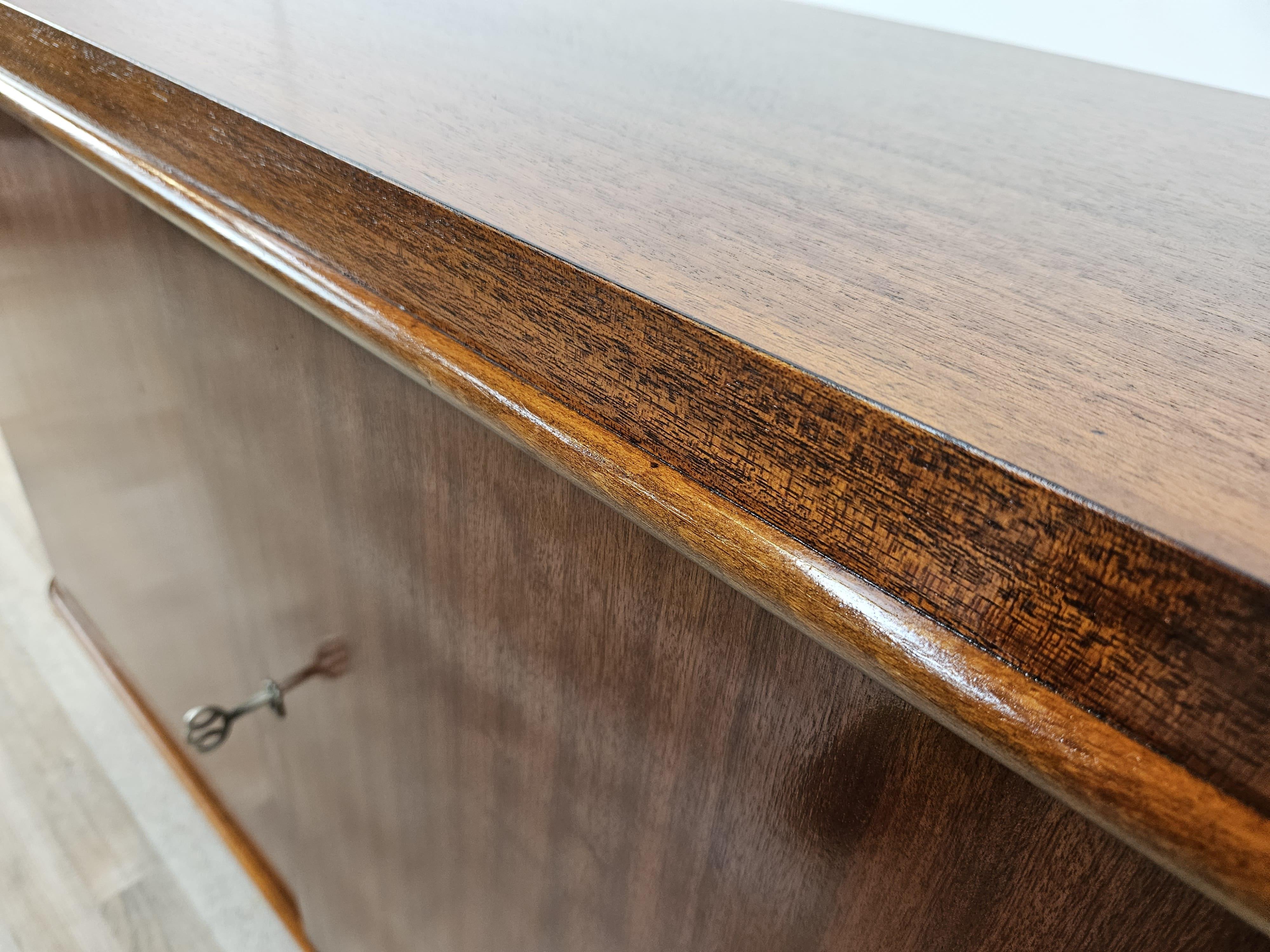 Mid-20th Century Credenza bassa anni '50 in piuma di noce con ripiani e cassetti interni in vendita