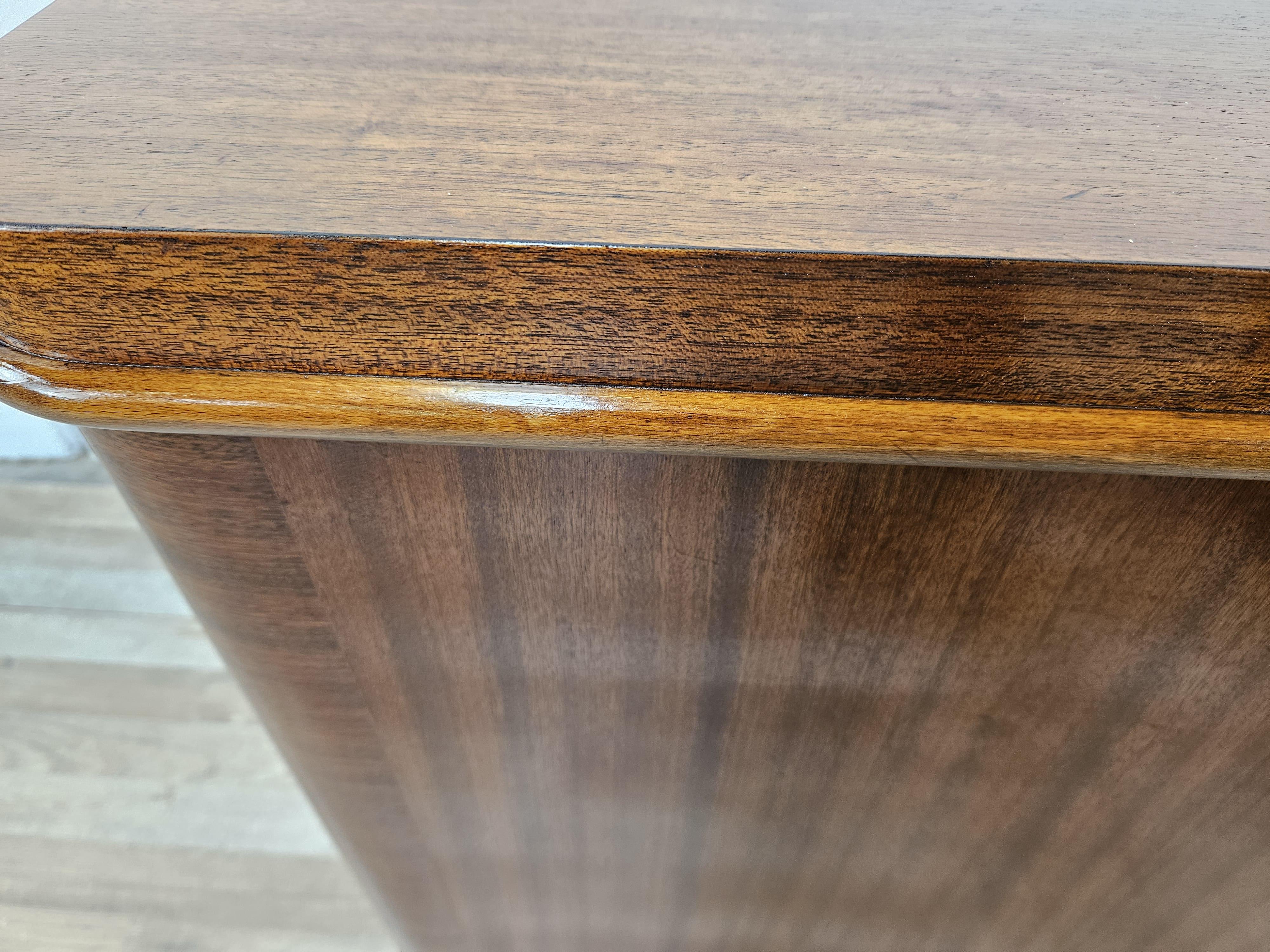 Ottone Credenza bassa anni '50 in piuma di noce con ripiani e cassetti interni in vendita