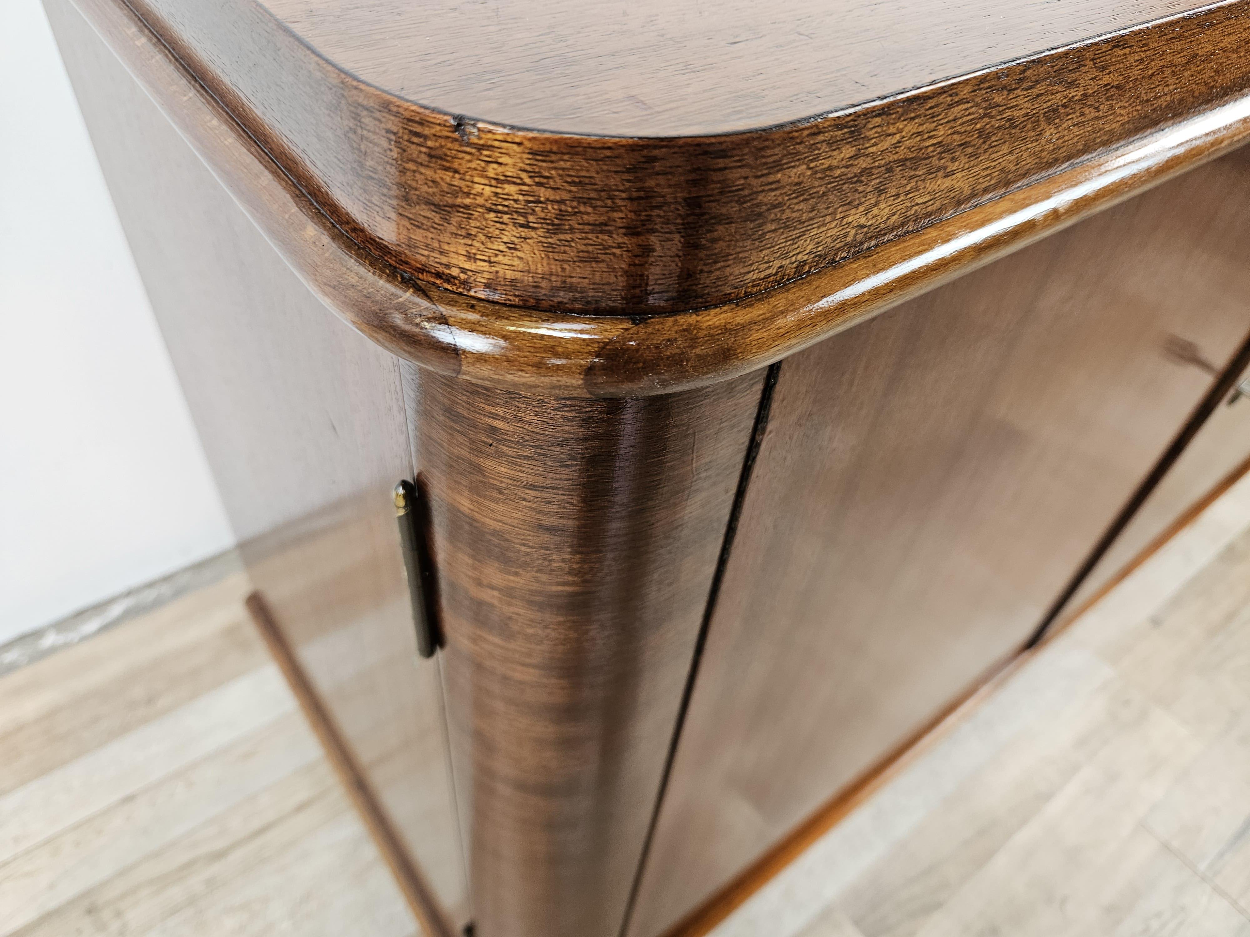 Credenza bassa anni '50 in piuma di noce con ripiani e cassetti interni in vendita 1