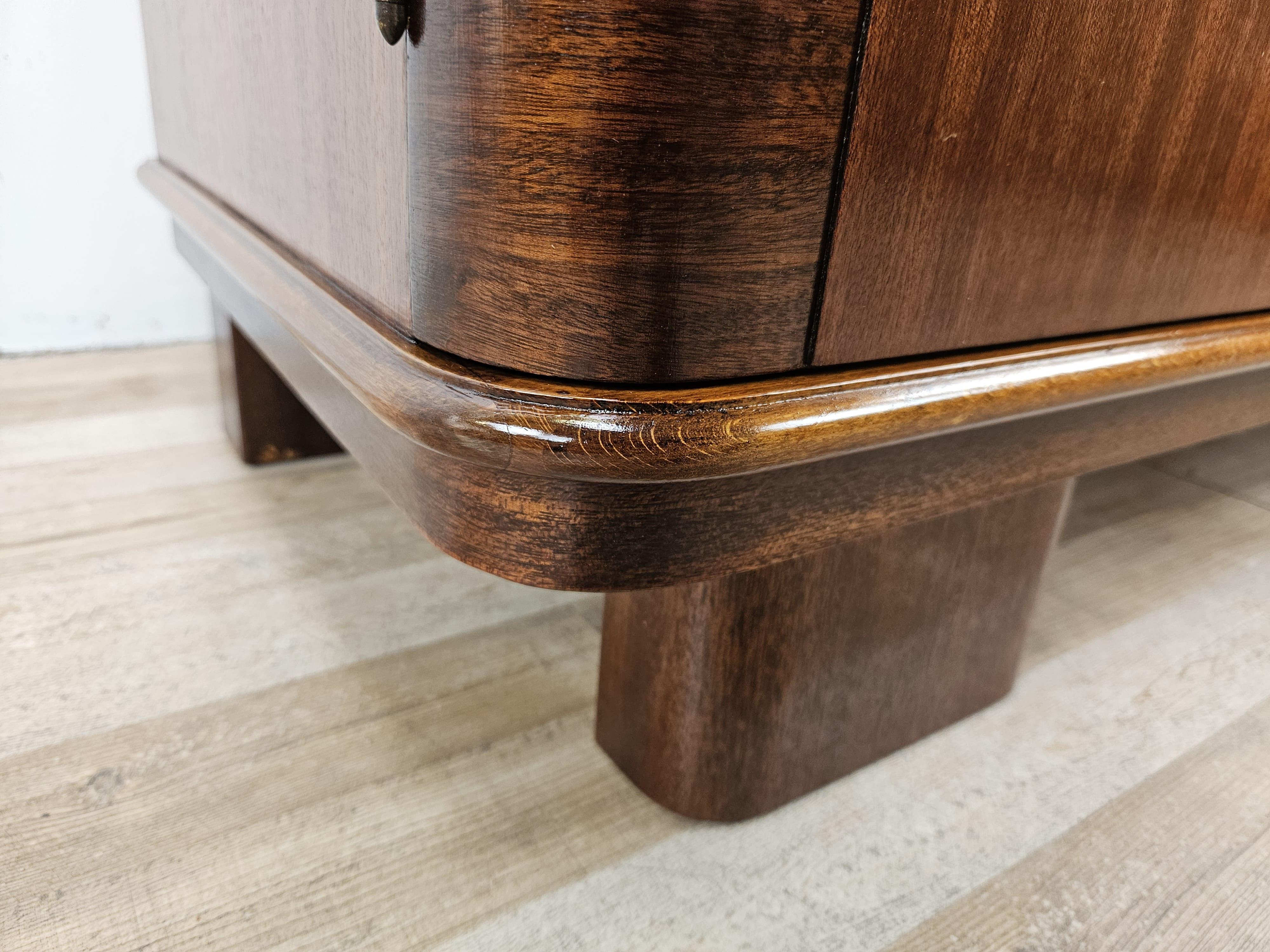 Credenza bassa anni '50 in piuma di noce con ripiani e cassetti interni in vendita 2