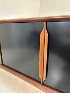 Anrichte Bernhard Pedersen in maßgefertigter Farbe und Teakholz