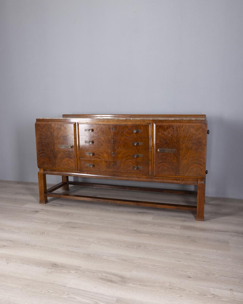 Buffet en noyer et bois de bruyère avec inserts en laiton, dessus en marbre, avec deux portes à charnières et quatre tiroirs, design italien, années 1940.

CONDITION :
En bon état, présente des signes d'usure au fil du temps.

DIMENSIONS : 
Hauteur