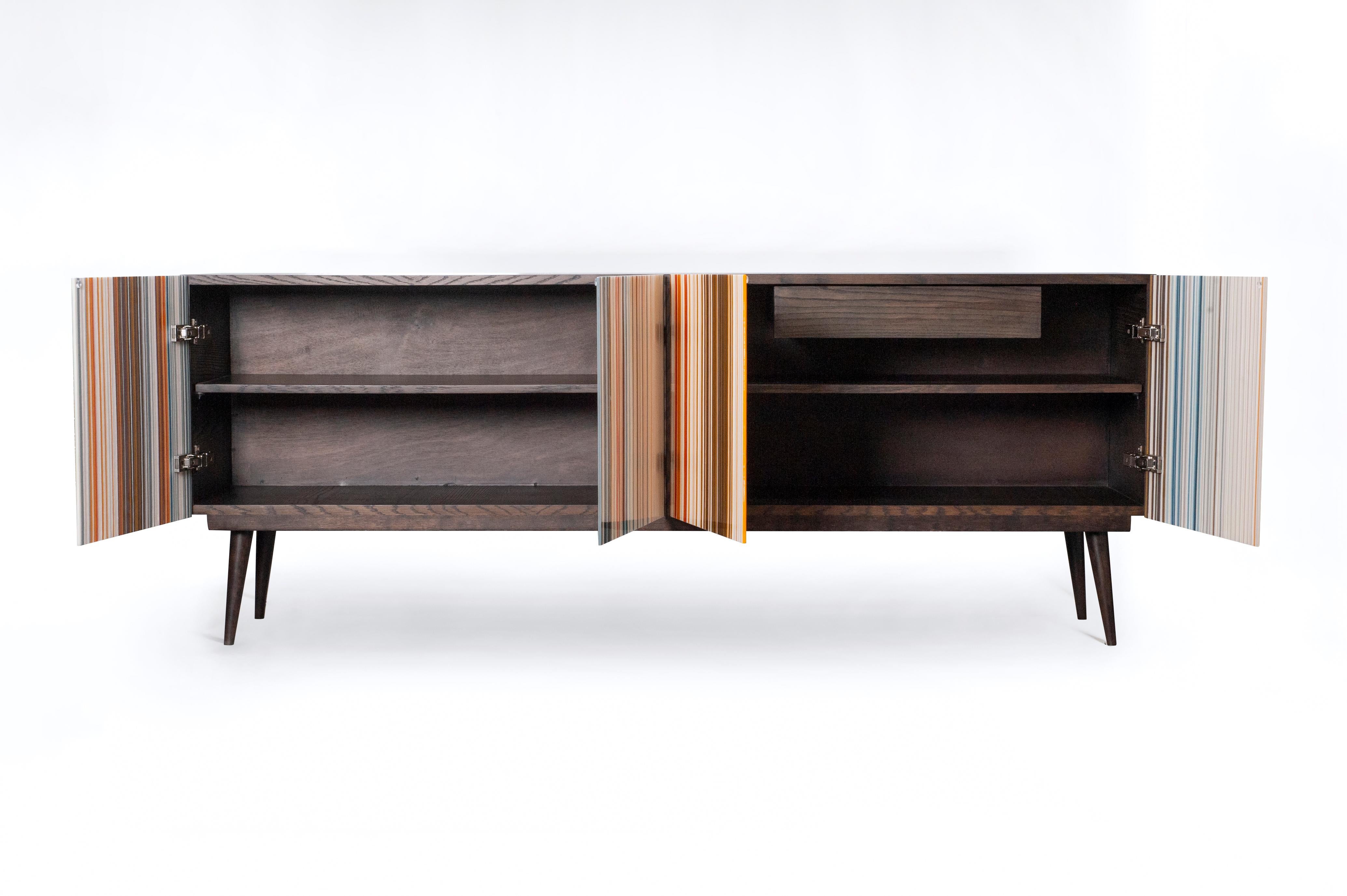 Moderno Credenza Buffhey Cinque ante in vetro multicolore con finitura in Wood Wood scuro in vendita