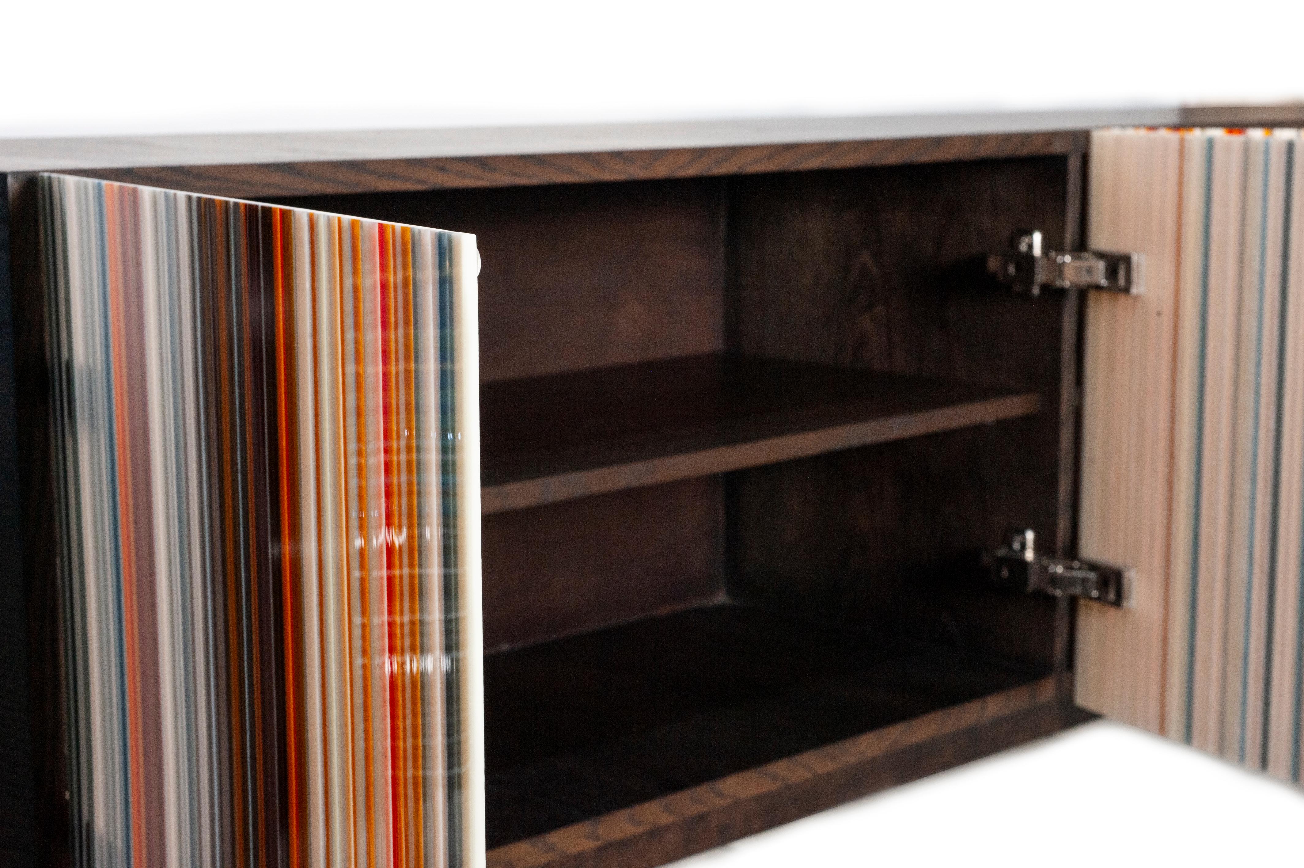 Messicano Credenza Buffhey Cinque ante in vetro multicolore con finitura in Wood Wood scuro in vendita