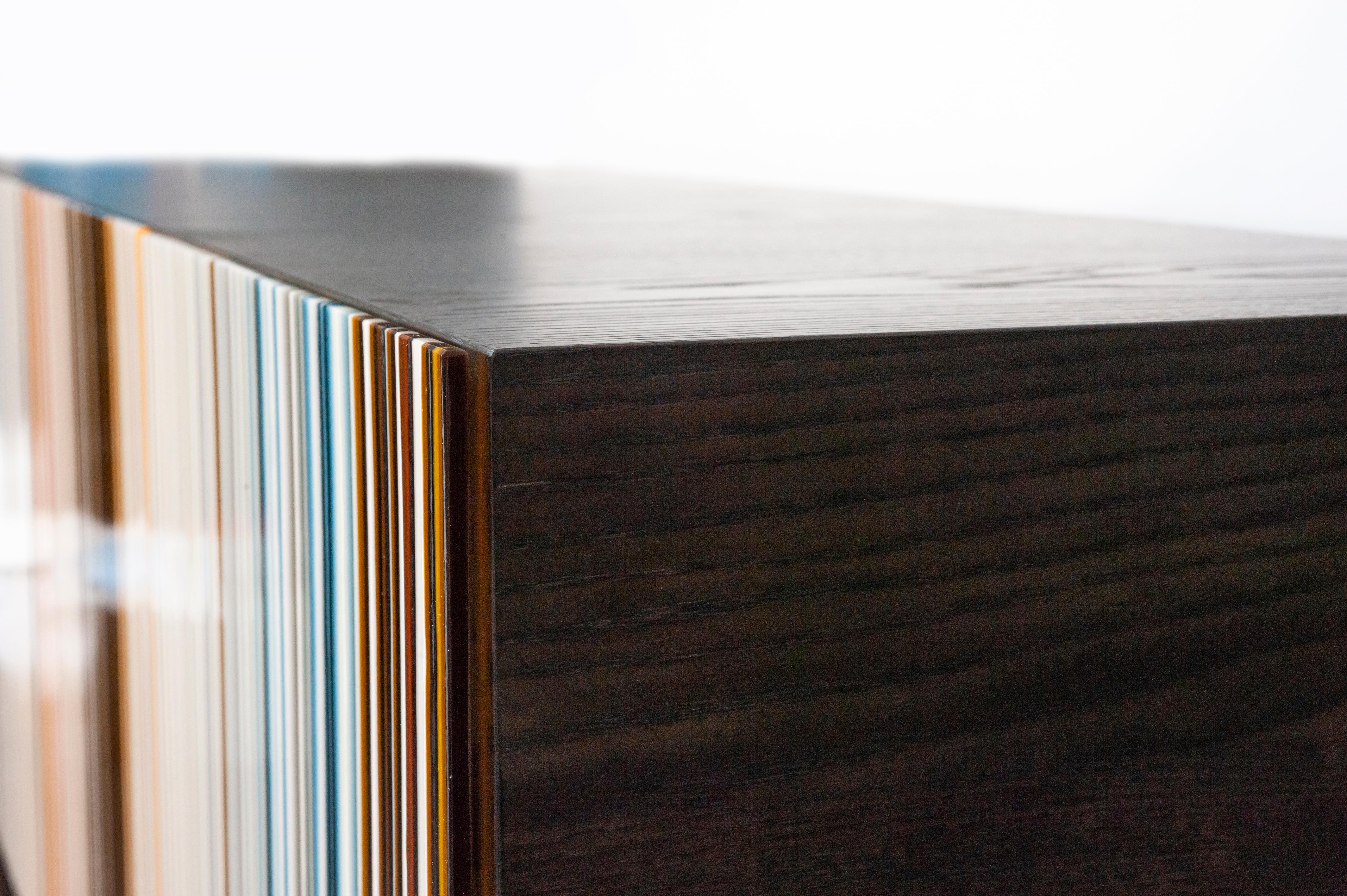 Impiallacciato Credenza Buffhey Cinque ante in vetro multicolore con finitura in Wood Wood scuro in vendita