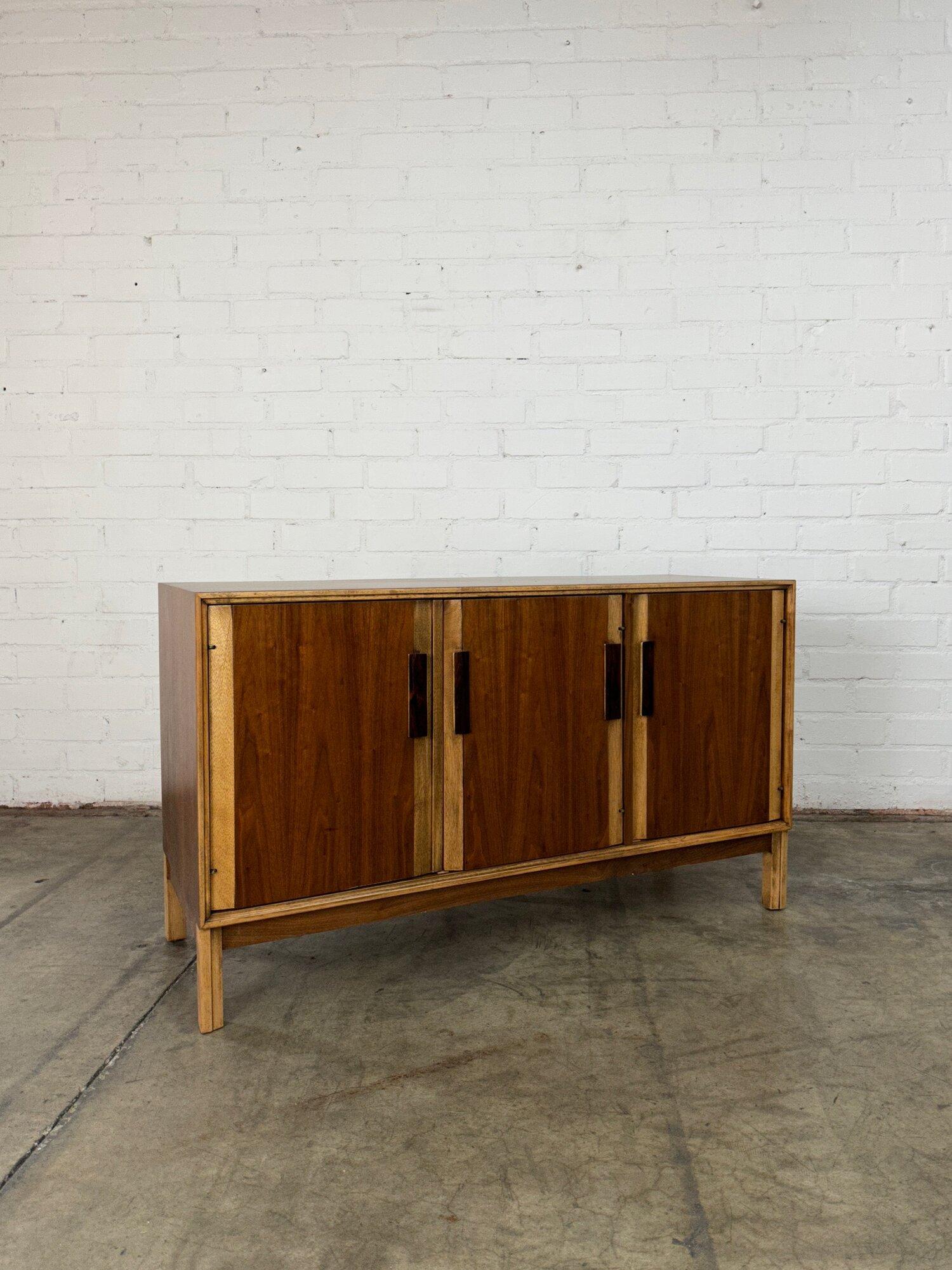 W52 D19 H30

Fully restored walnut and oak credenza with rosewood sculpted handles. Item is structurally sound , sturdy and fully functional. Manufacture mark still shows well. 

