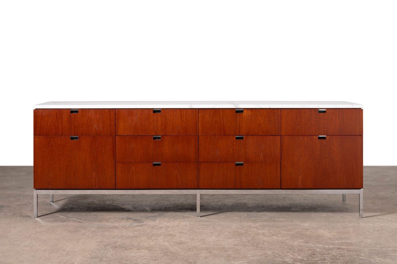 Crédence conçue par Florence Knoll pour Knoll International 1961. Cet exemplaire est en excellent état. Il est construit en teck et comporte dix tiroirs, une base en acier chromé et un plateau en marbre calacatta honoré d'origine.
