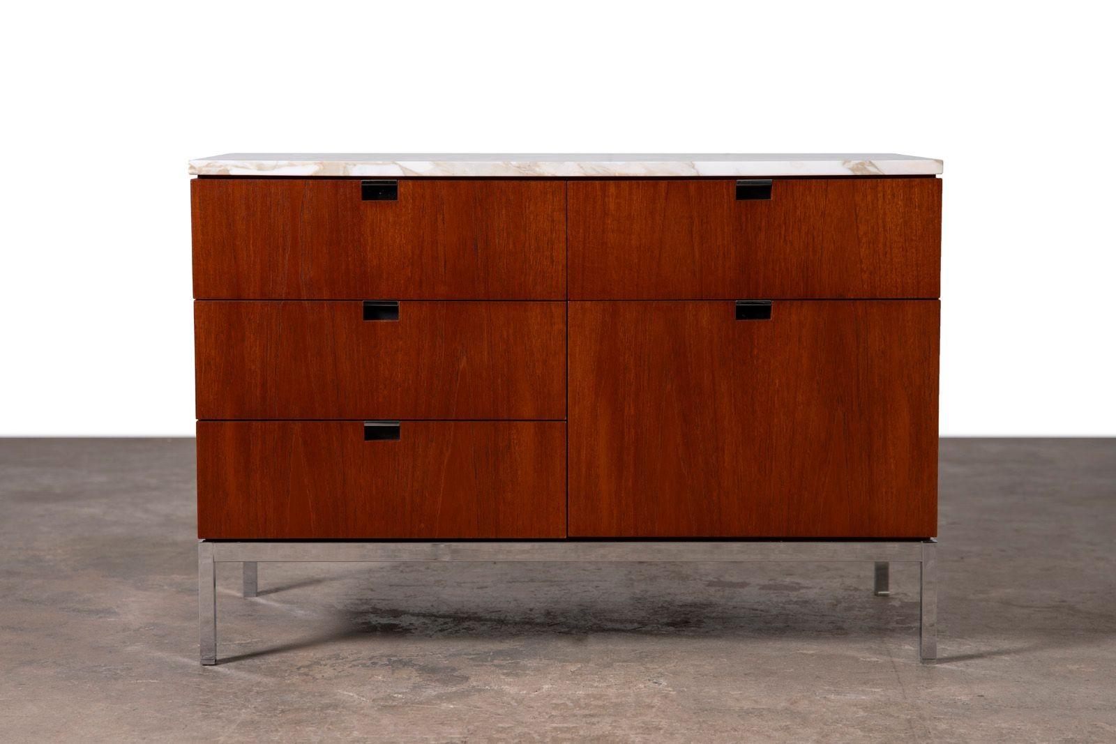 Kredenz, entworfen von Florence Knoll für Knoll International 1961. Dieses Exemplar ist in ausgezeichnetem Zustand und besteht aus Teakholz mit fünf Schubladen, einem verchromten Stahlsockel und der originalen geschliffenen Calacatta-Marmorplatte.