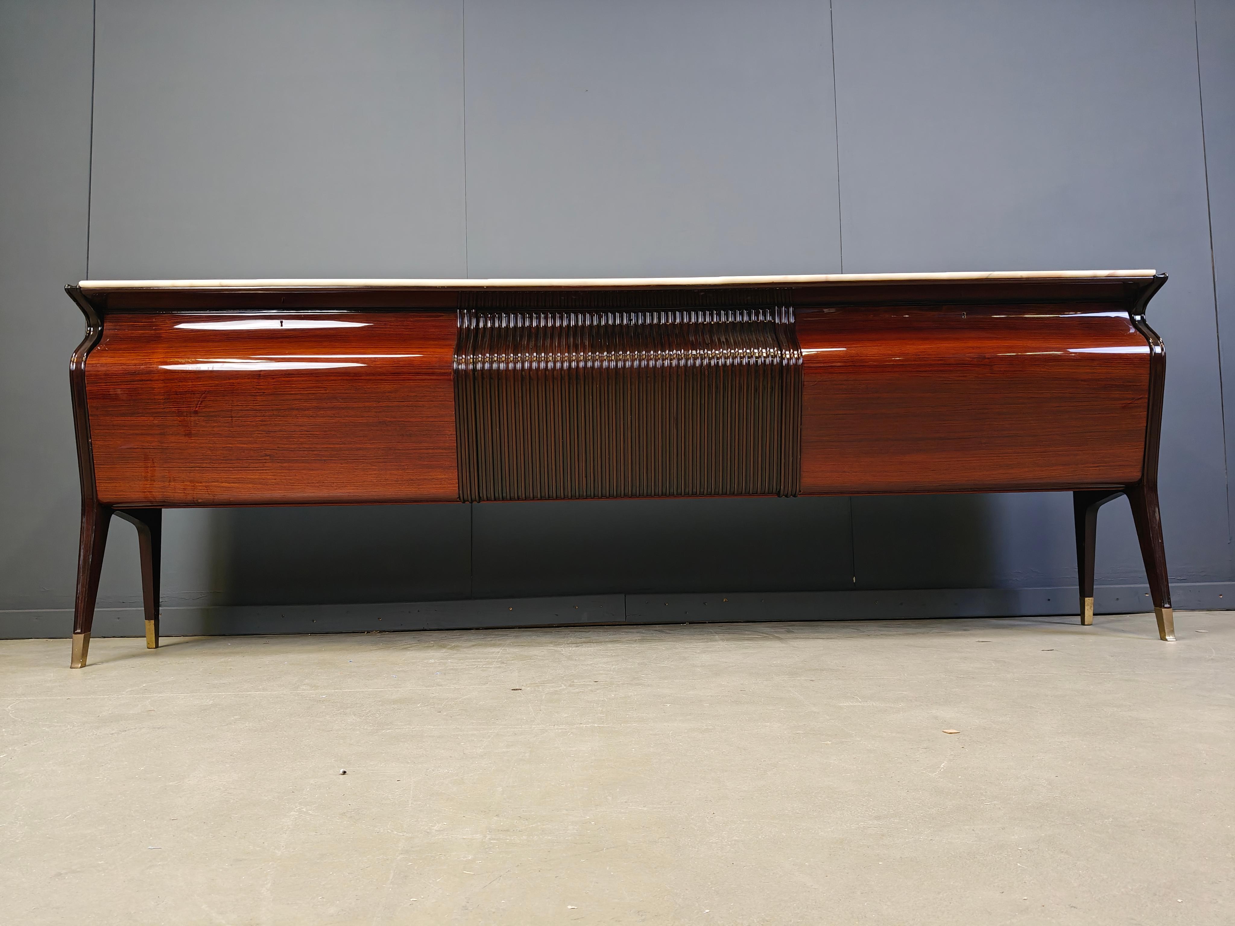 Italiano Credenza di Osvaldo Borsani per Atelier Borsani Varedo, anni '50 in vendita
