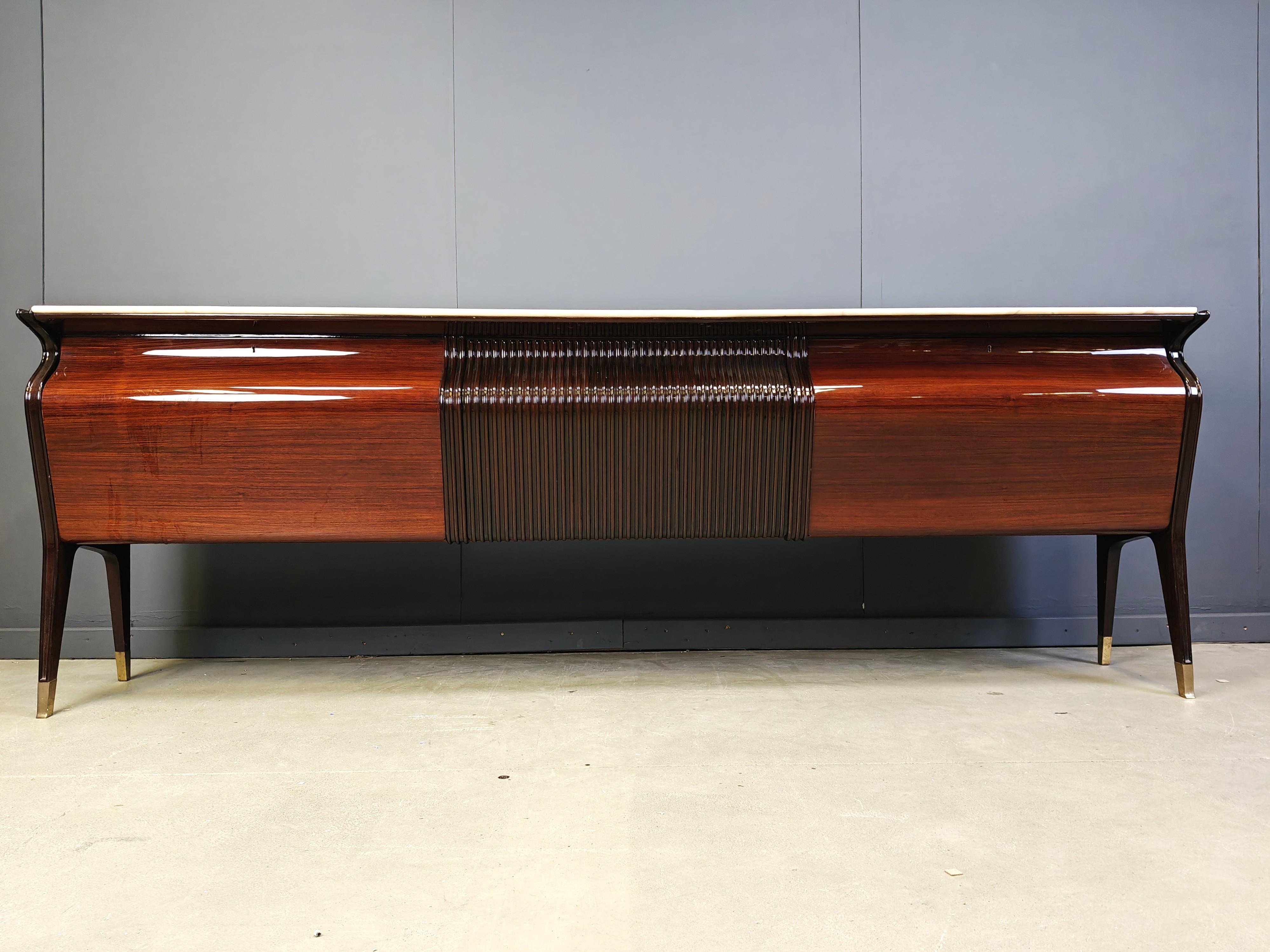 Credenza di Osvaldo Borsani per Atelier Borsani Varedo, anni '50 In condizioni buone in vendita a Leuven, Vlaams Gewest