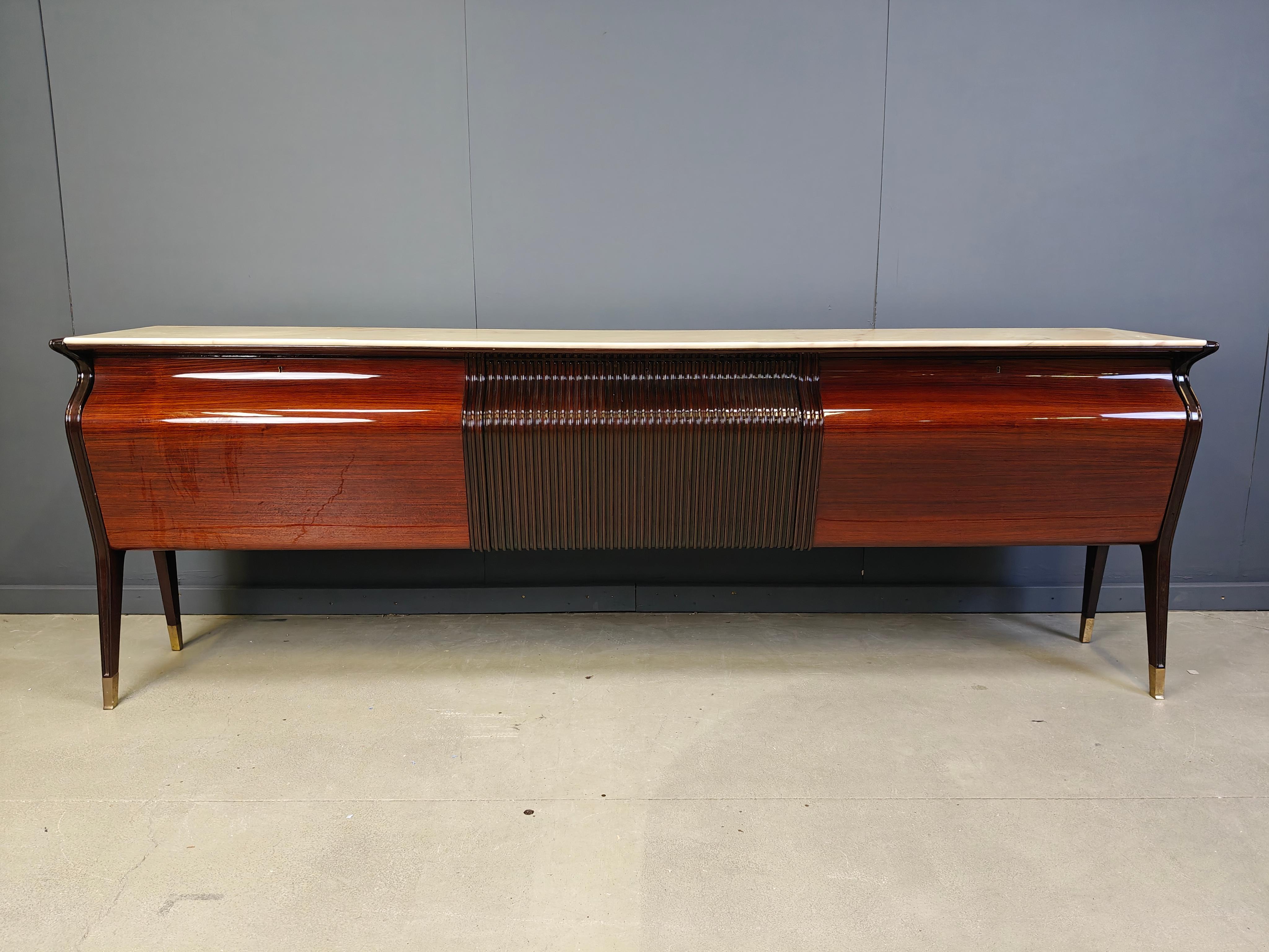 Metà XX secolo Credenza di Osvaldo Borsani per Atelier Borsani Varedo, anni '50 in vendita